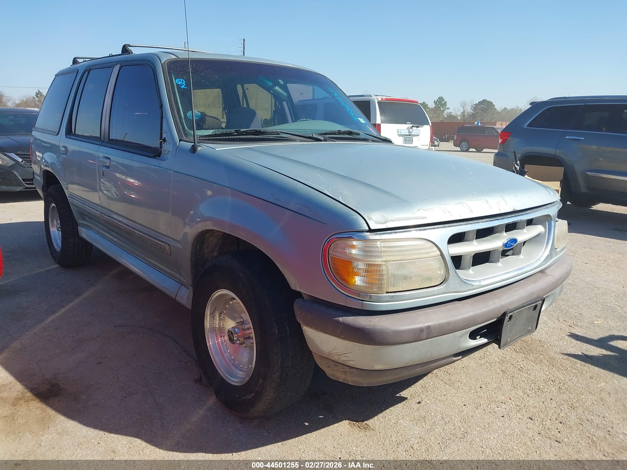 1995 Ford Explorer Eddie Bauer, VIN 1FMDU32XXSZB69860 — Перед