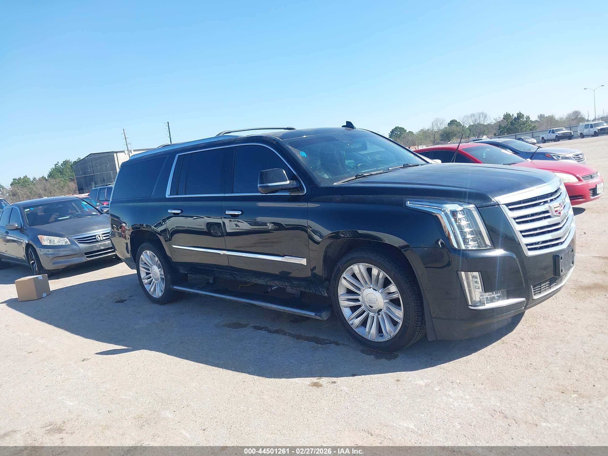 2017 Cadillac Escalade ESV Platinum, VIN 1GYS4KKJ5HR360123 — Front end