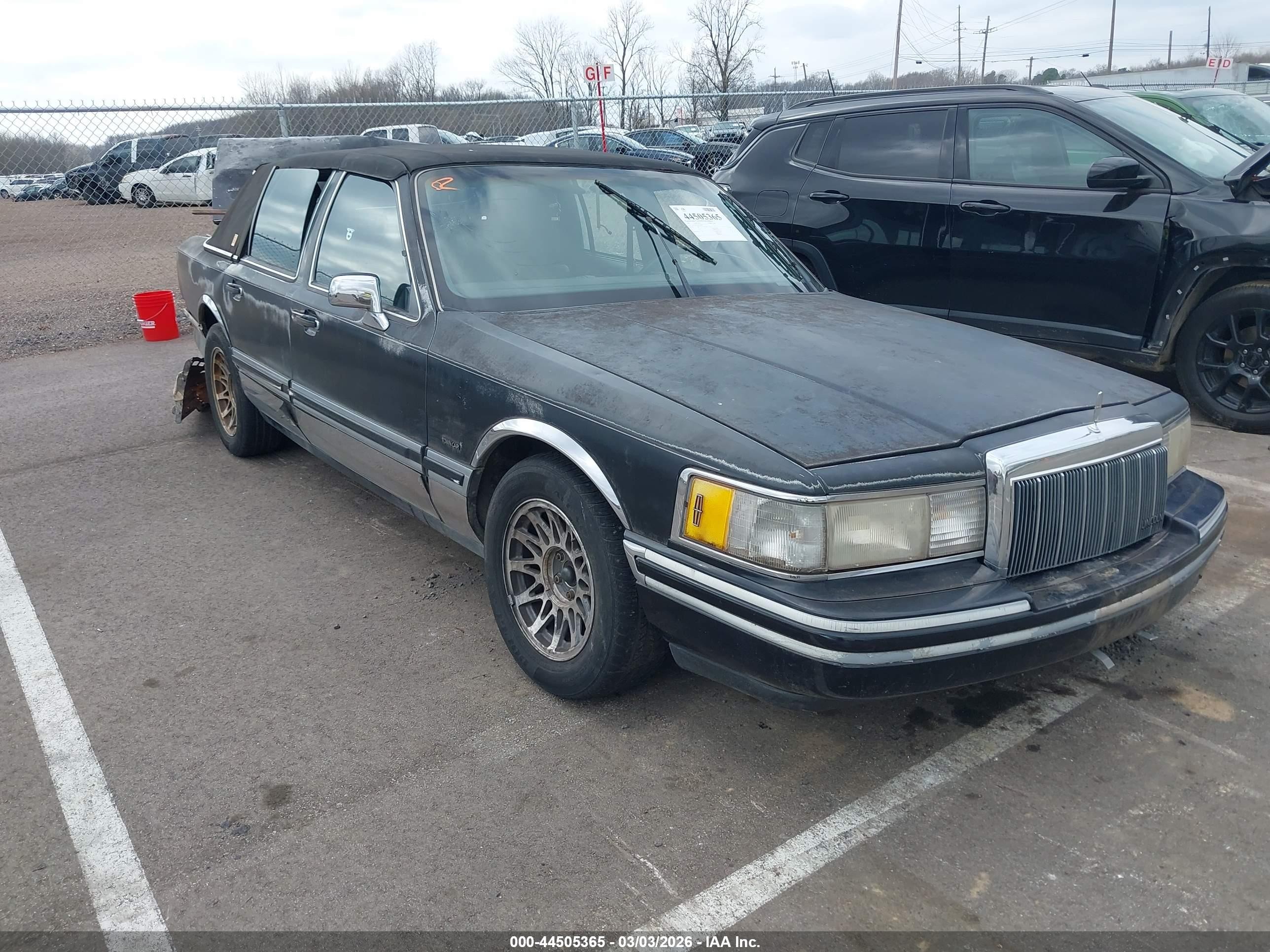 1991 Lincoln Town Car, VIN 1LNCM82W9MY688407 — Rear end