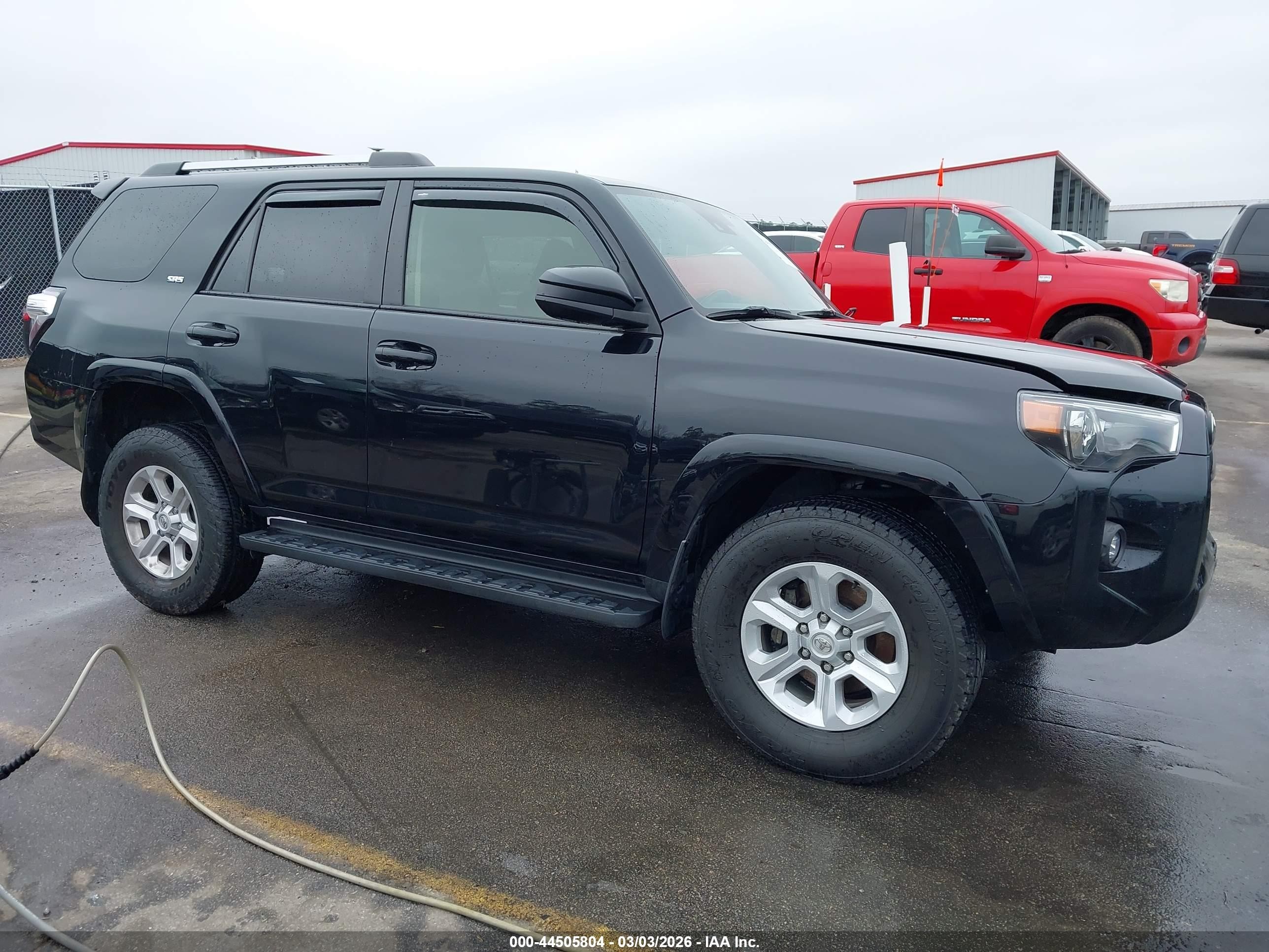 2022 Toyota 4Runner SR5, VIN JTEMU5JR9N5984125 — Front end