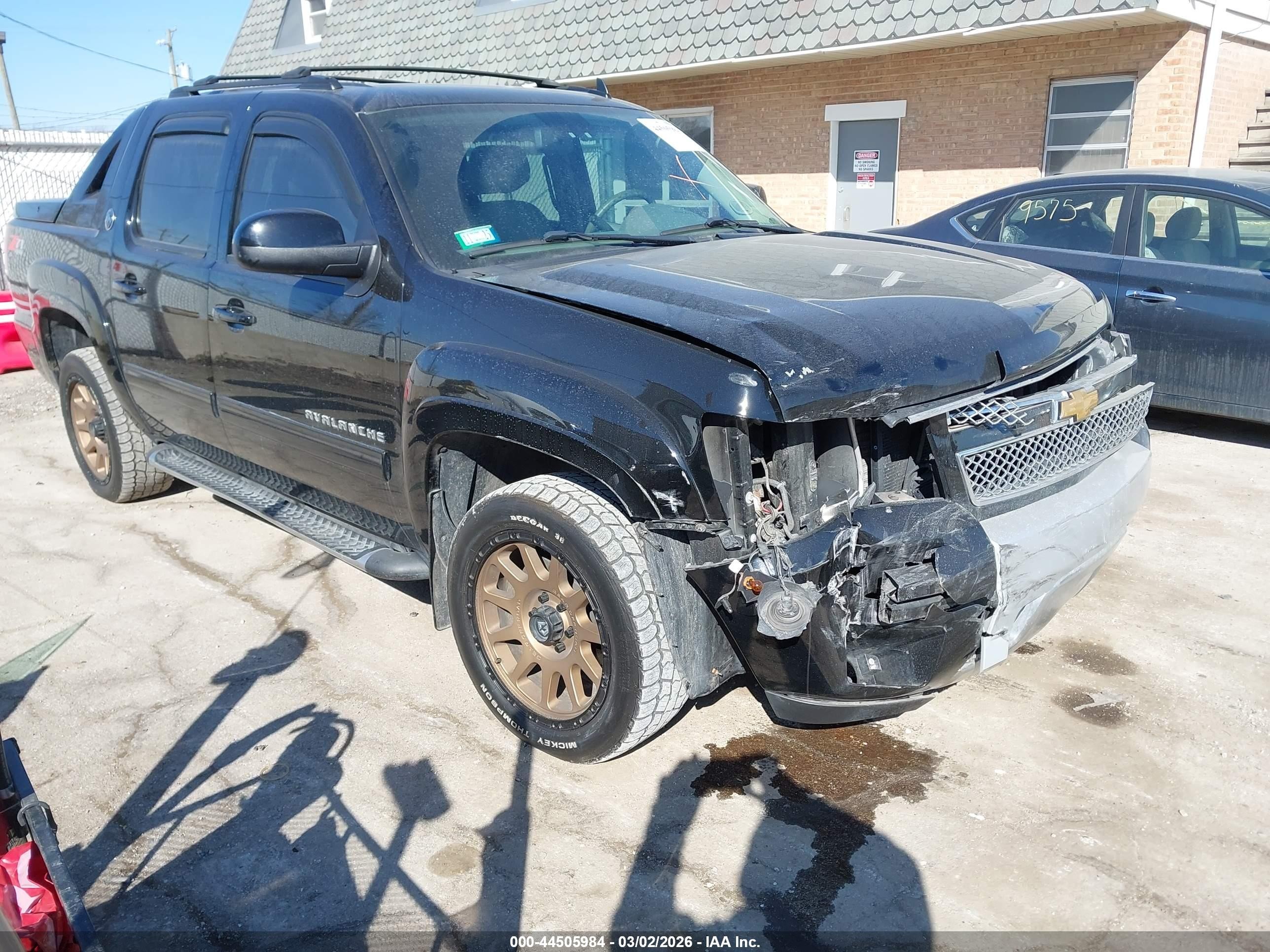 2013 Chevrolet Avalanche LT, VIN 3GNTKFE77DG337886 — Front end