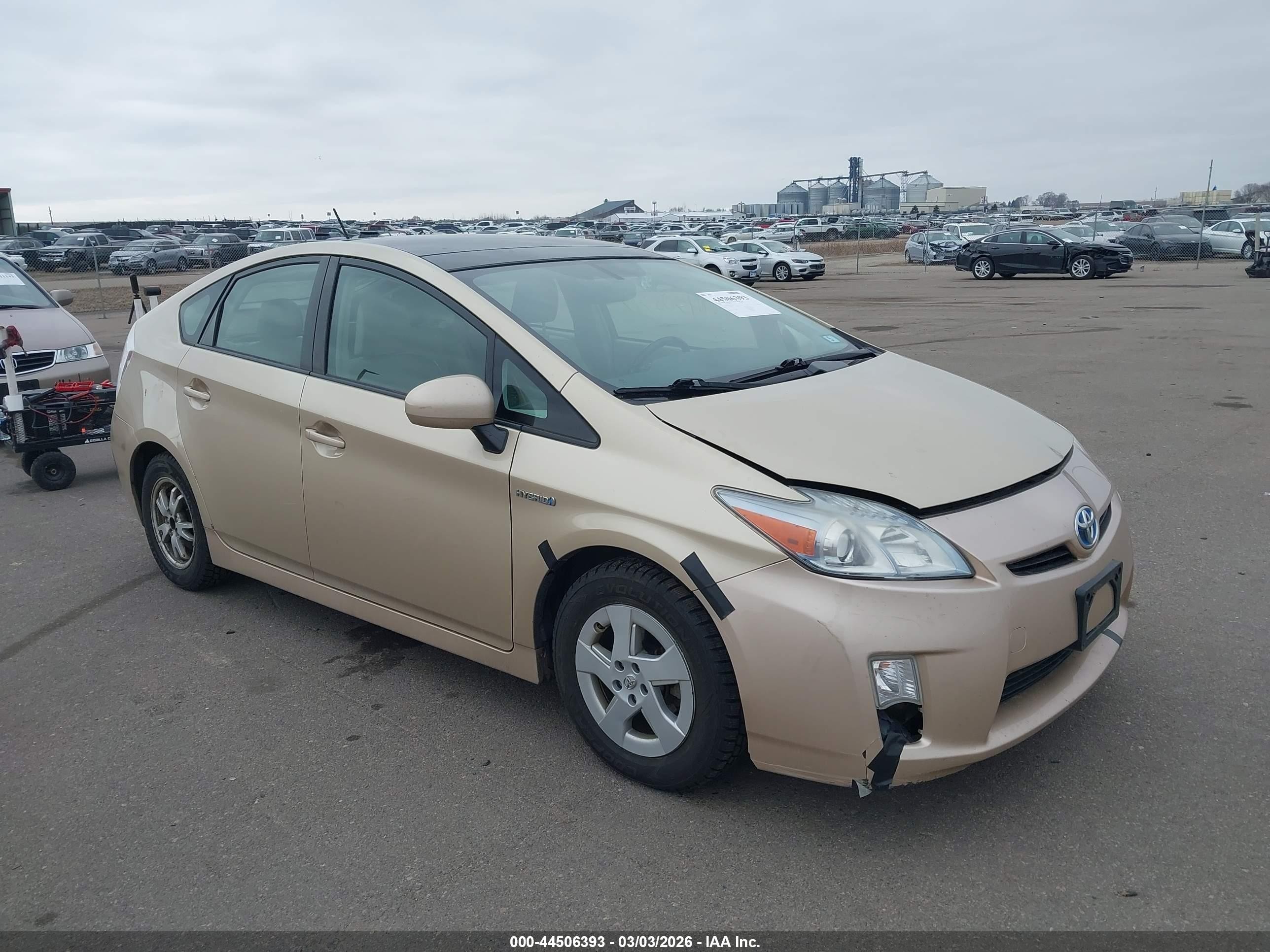 2011 Toyota Prius II, VIN JTDKN3DU7B1317215 — Front end