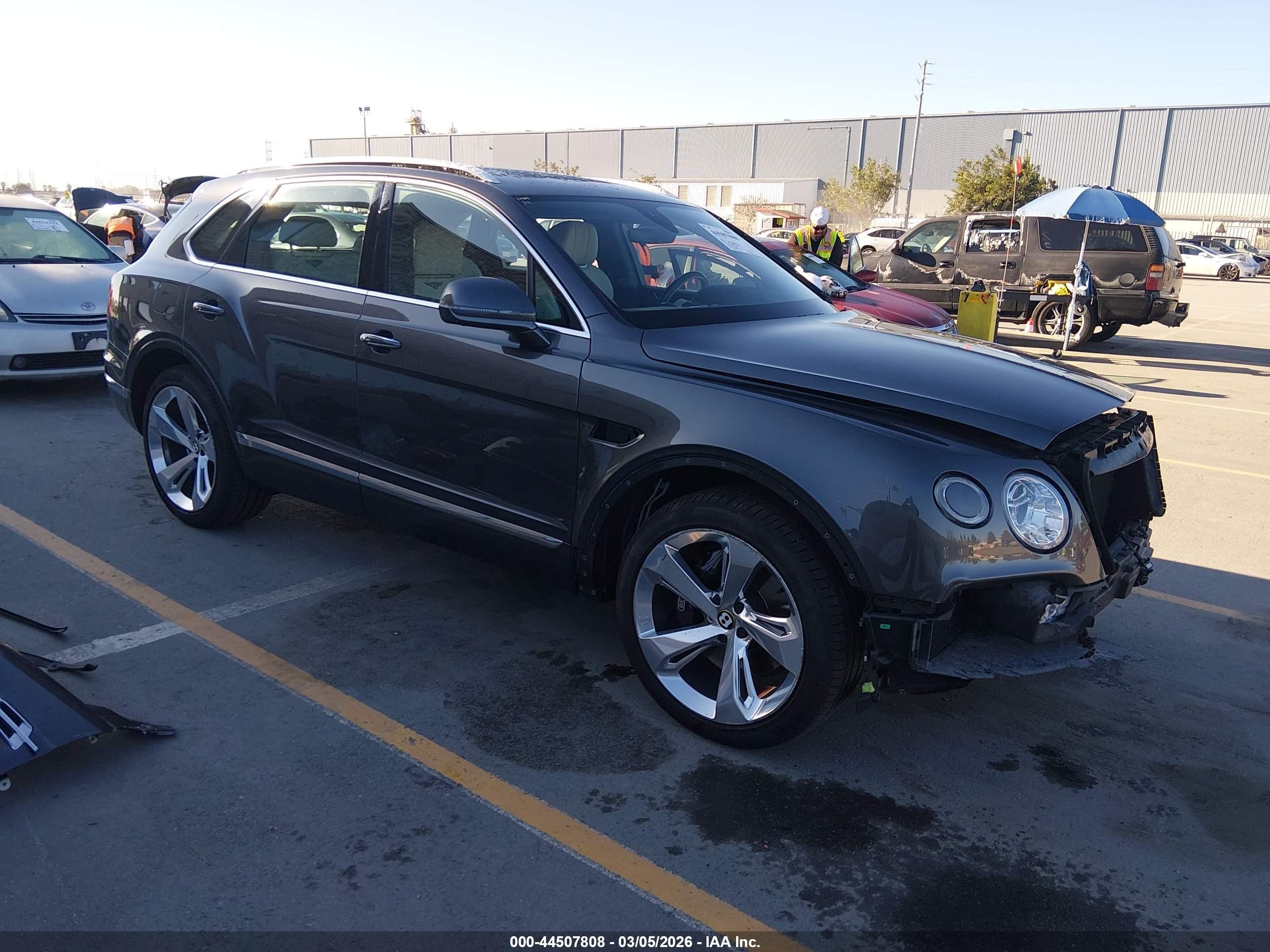 2019 Bentley Bentayga V8, VIN SJAAM2ZV3KC025982 — Front end
