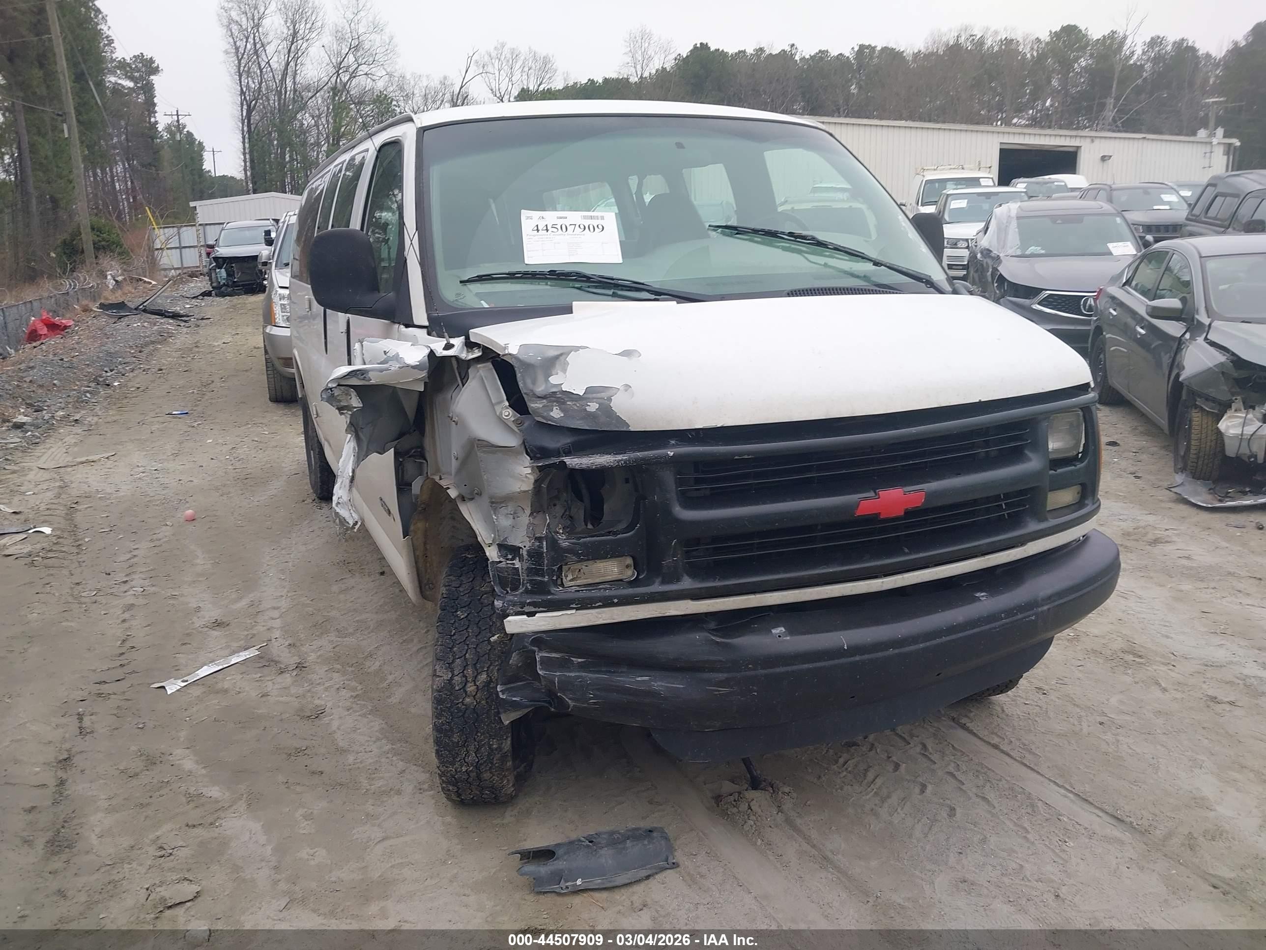 2001 Chevrolet Express, VIN 1GAHG39R411237984 — Front end