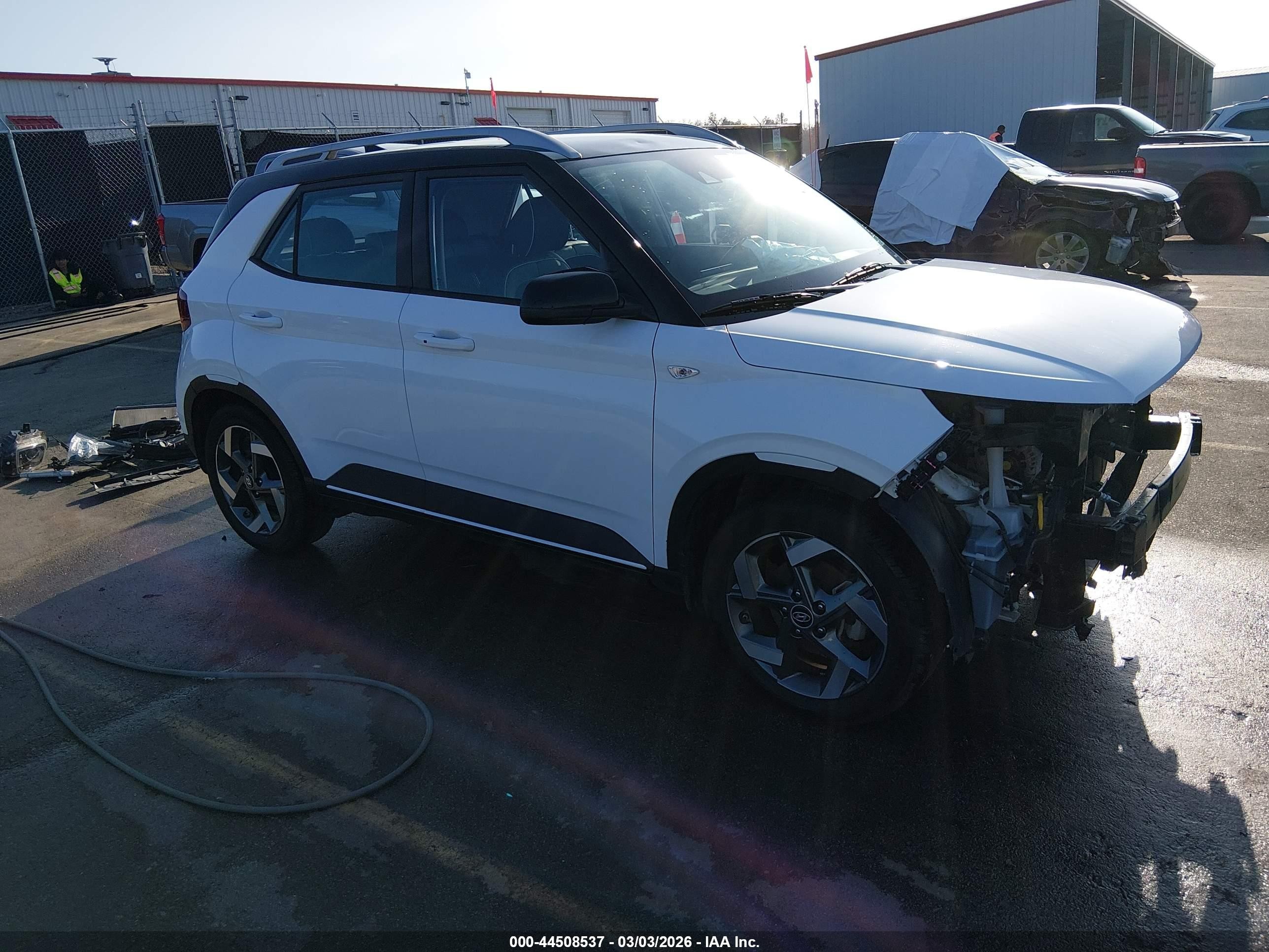 2022 Hyundai Venue SEL, VIN KMHRC8A36NU163222 — Front end
