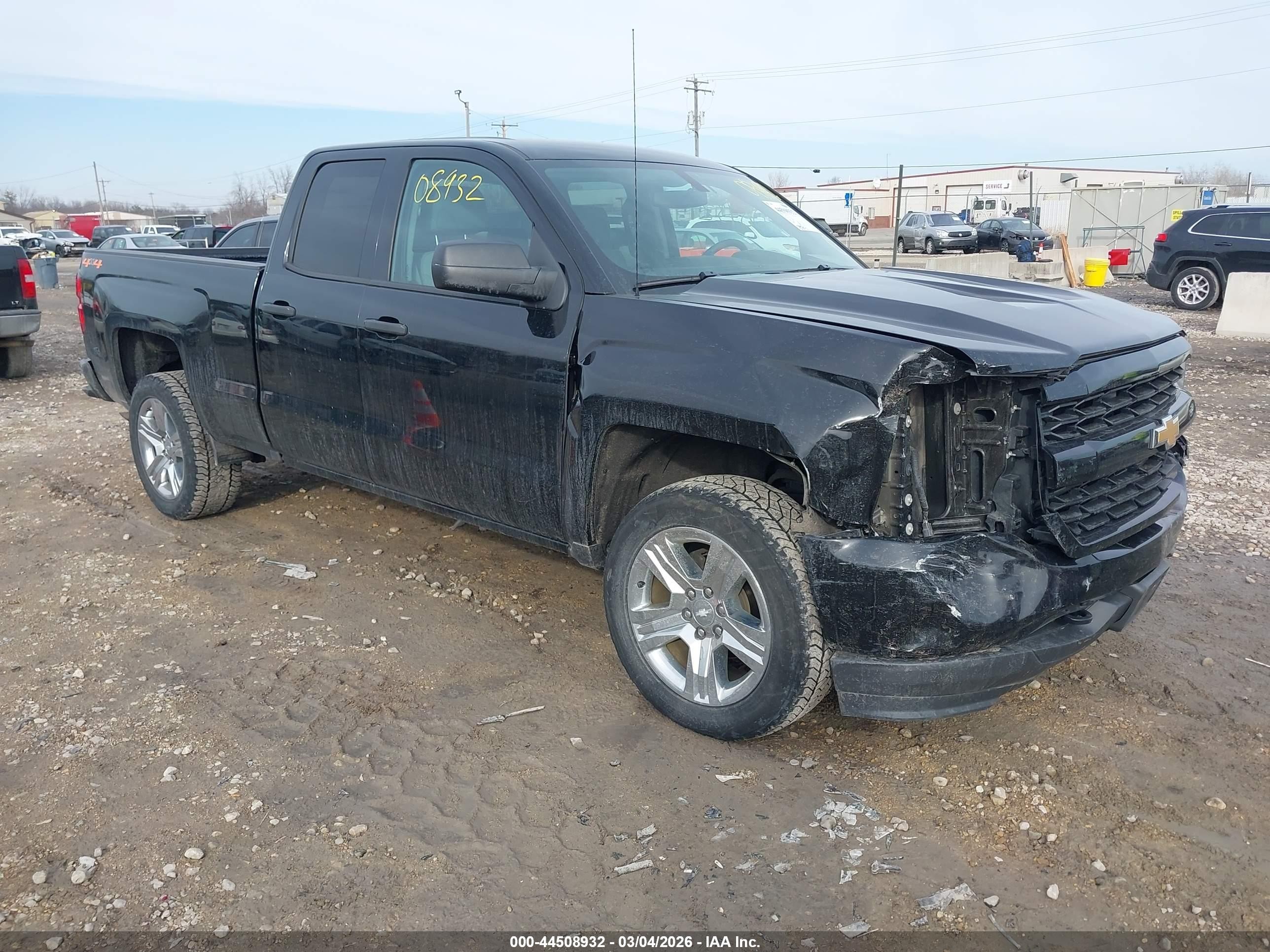 2018 Chevrolet Silverado 1500 Custom, VIN 1GCVKPEHXJZ317403 — Front end