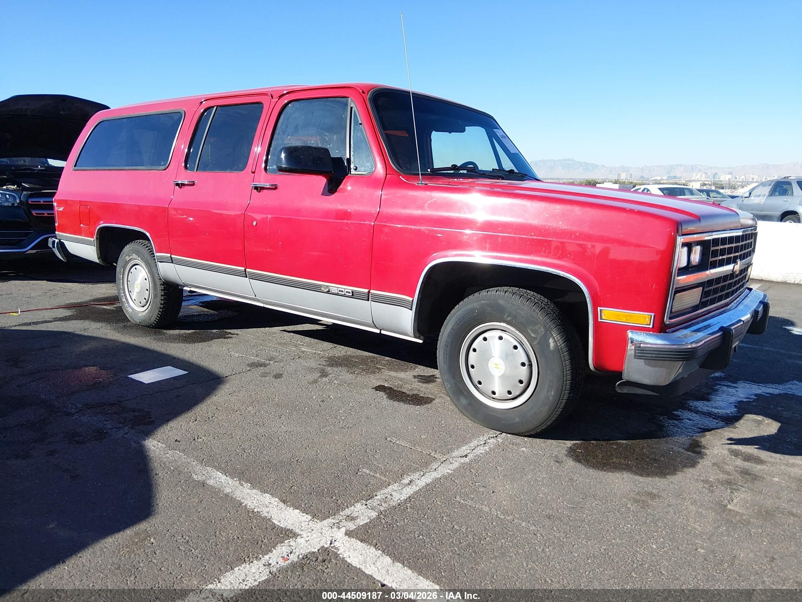 1991 Chevrolet Suburban, VIN 1GNER16K7MF136386 — Side