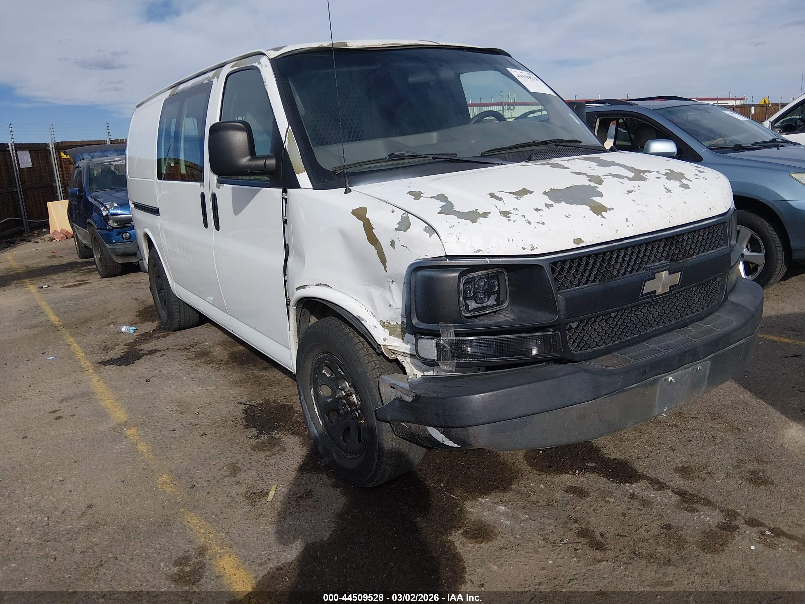 2009 Chevrolet Express 1500, VIN 1GCFH154691139092 — Front end