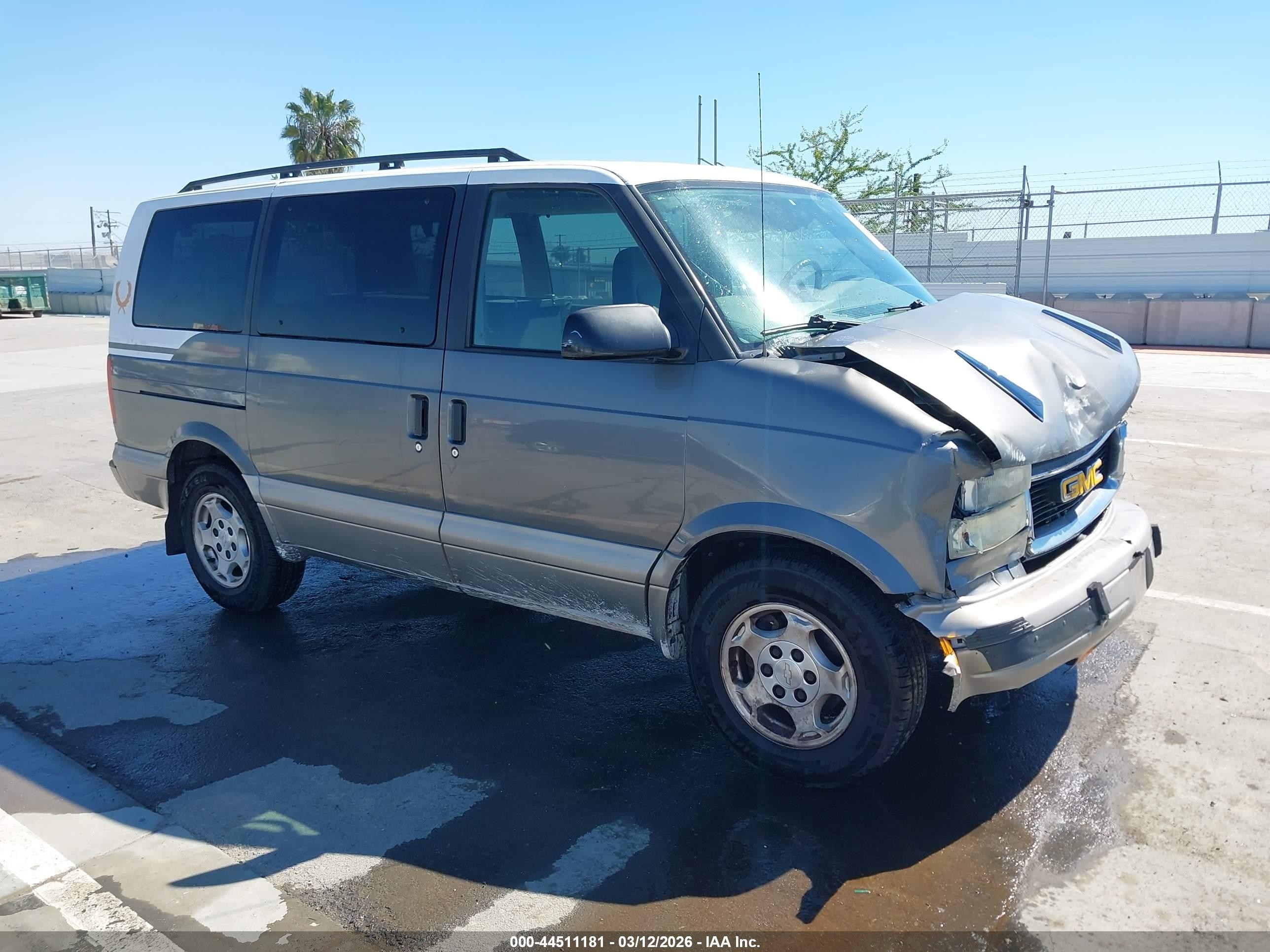 2005 GMC Safari, VIN 1GKDM19X95B505014 — Front end