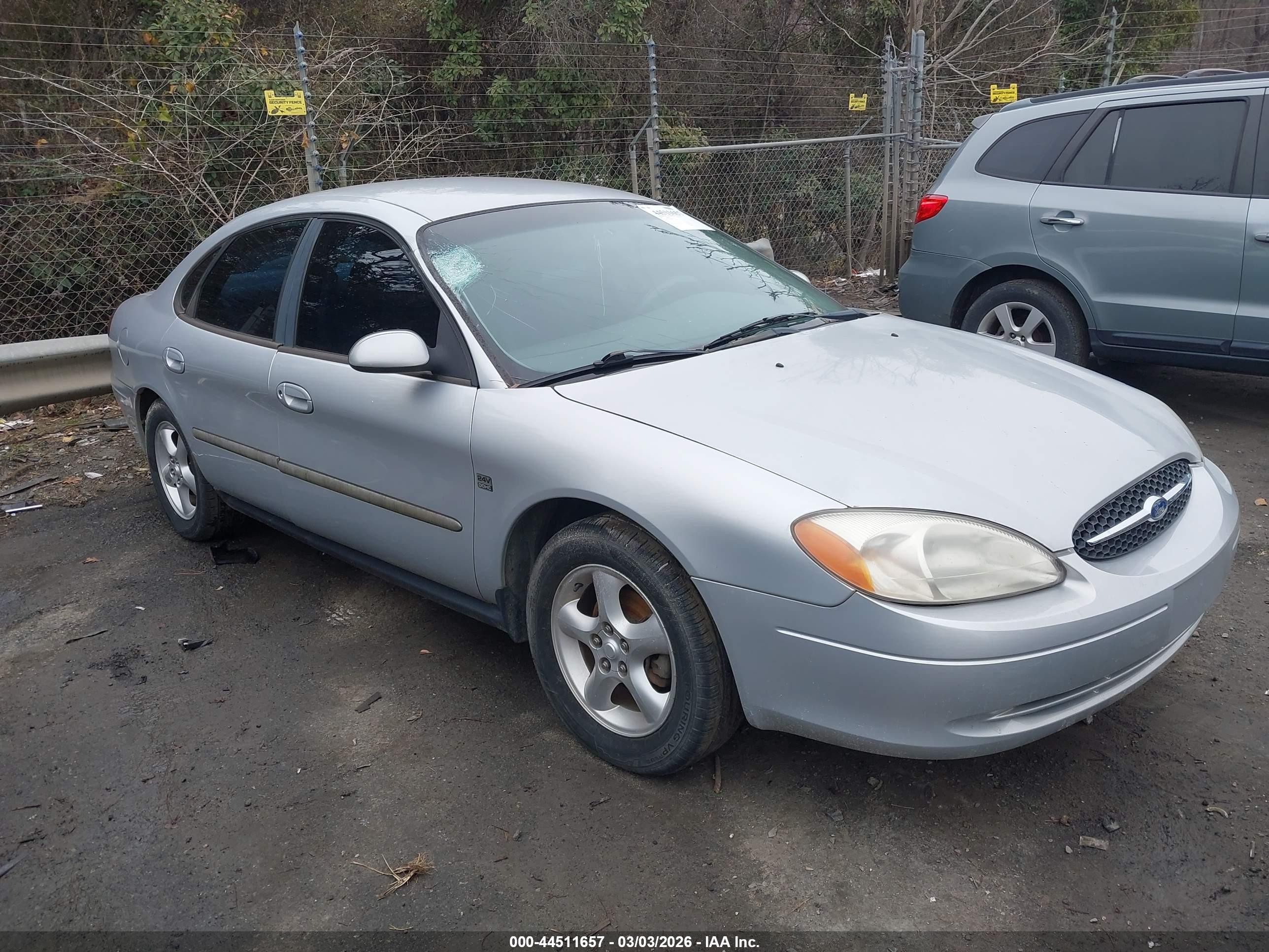 2000 Ford Taurus SES, VIN 1FAFP55S0YG280346 — Front end