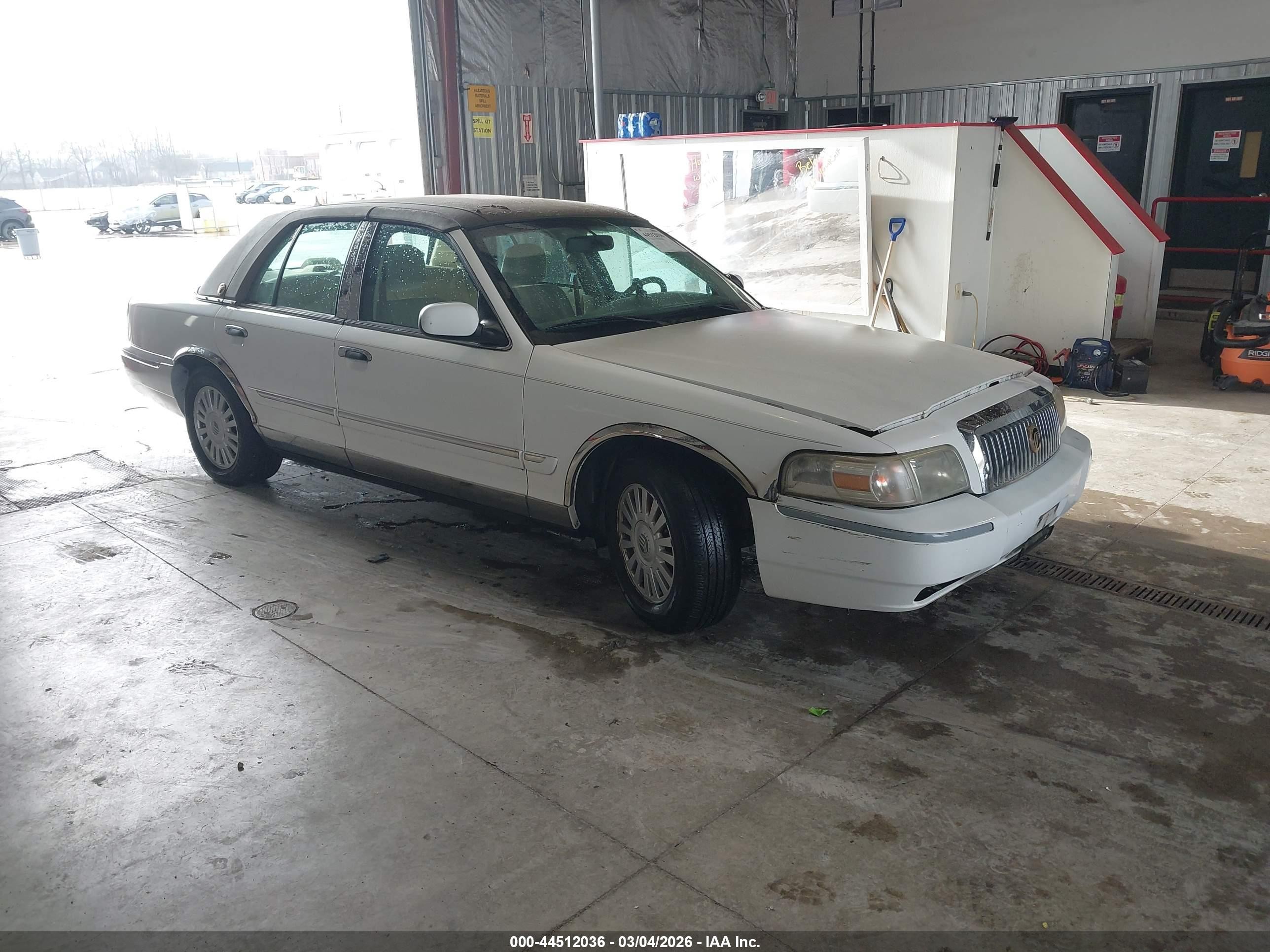 2007 Mercury Grand Marquis LS, VIN 2MEFM75V07X626427 — Перед
