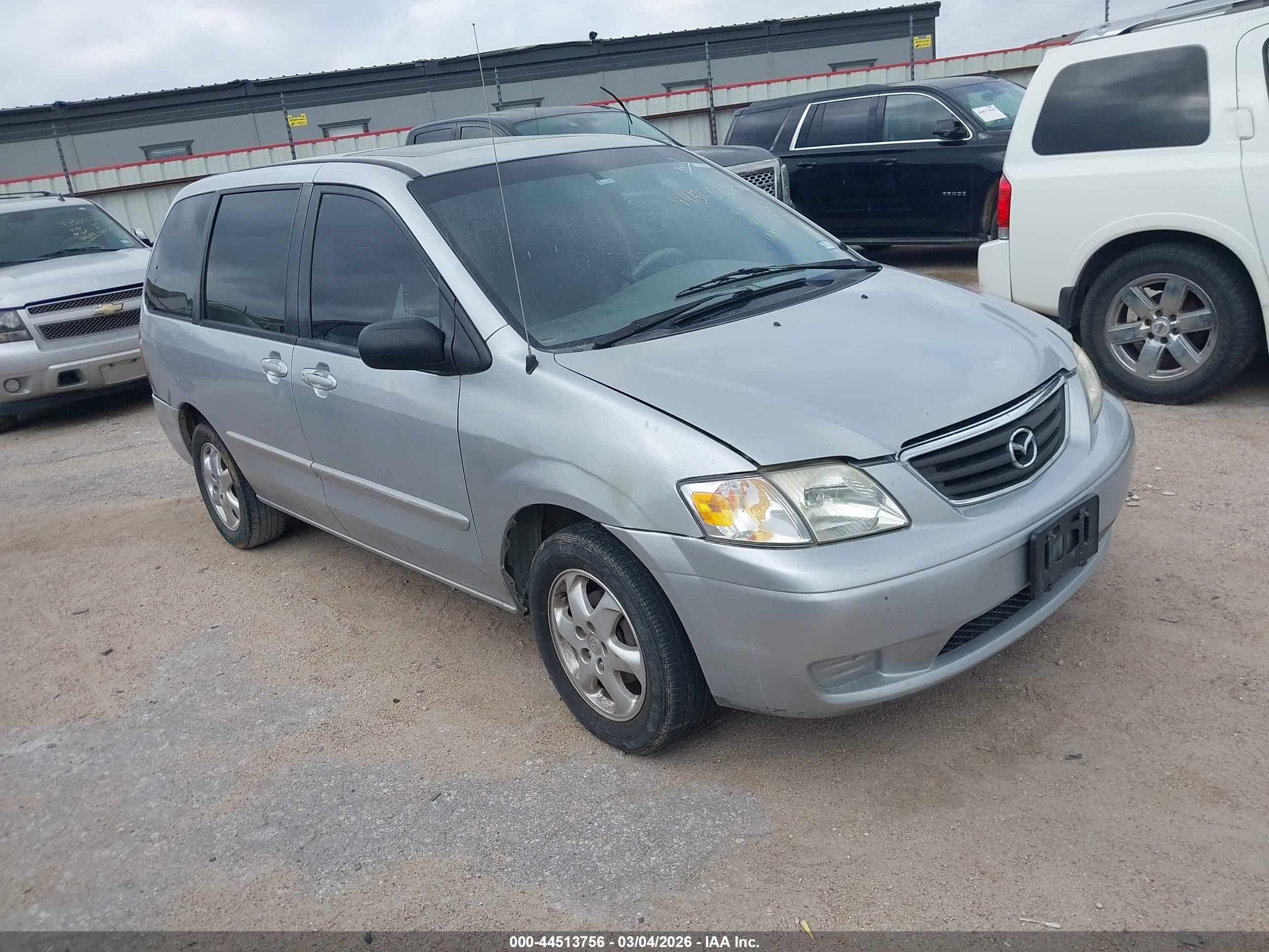 2000 Mazda MPV DX, VIN JM3LW28G0Y0105486 — Front end