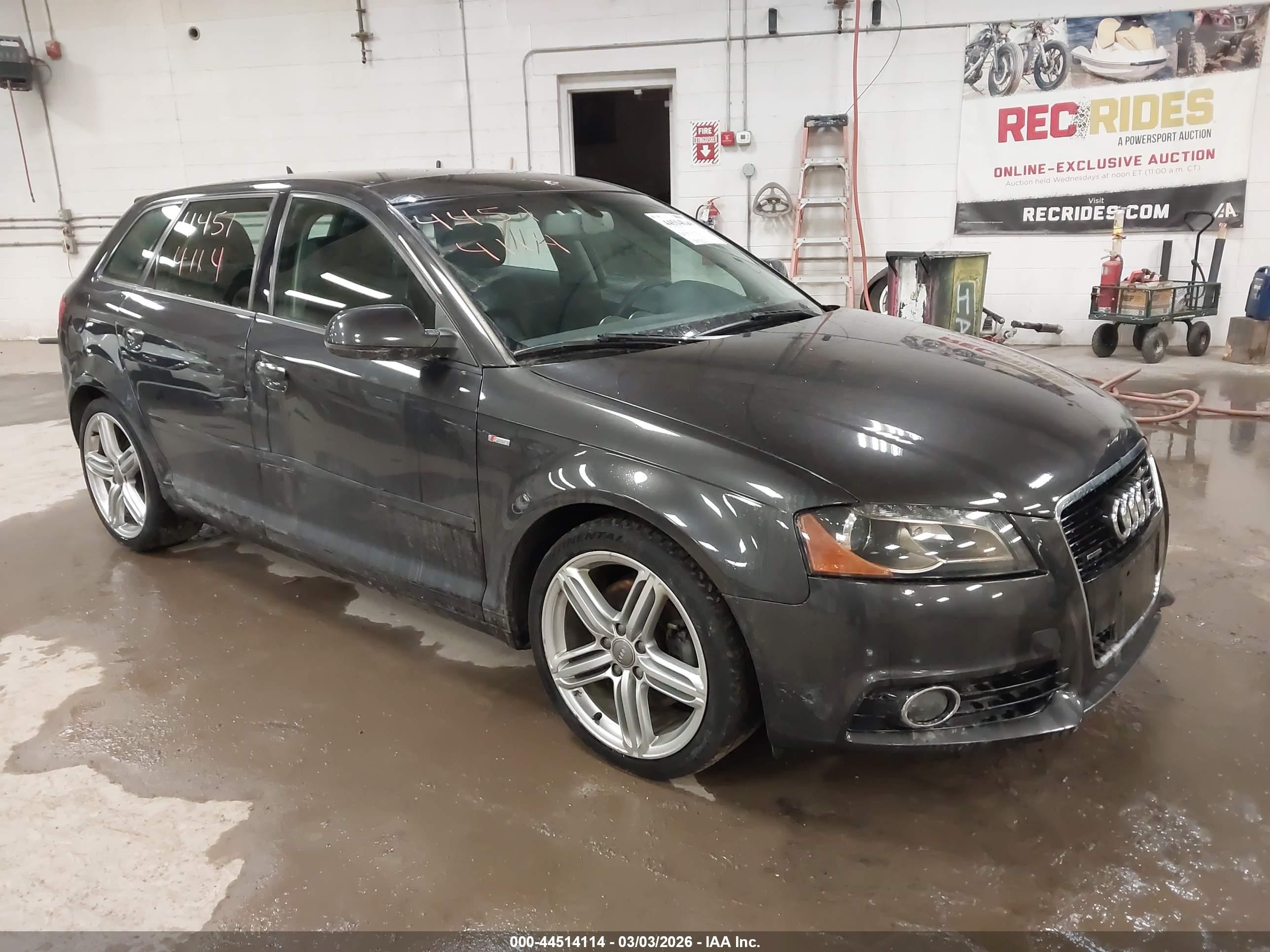 2013 Audi A3 Premium Plus, VIN WAUMFAFM0DA034209 — Бок