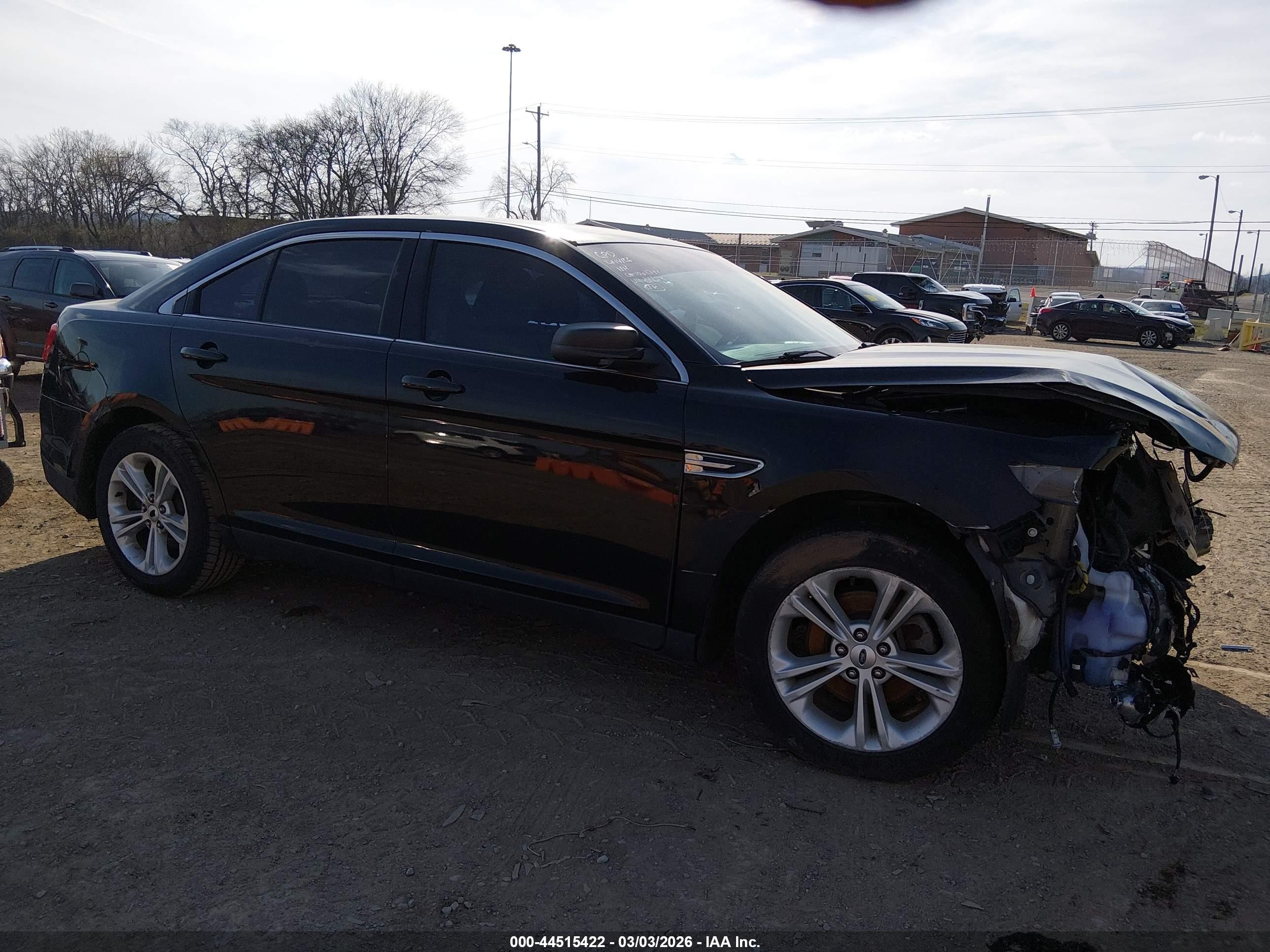 2017 Ford Taurus SE, VIN 1FAHP2D8XHG130452 — Front end
