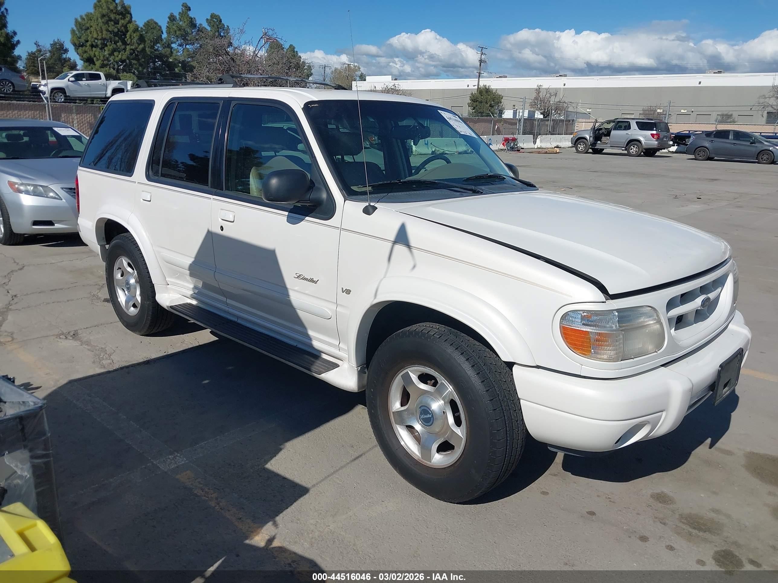 2000 Ford Explorer, VIN 1FMDU85P6YZB87399 — Front end