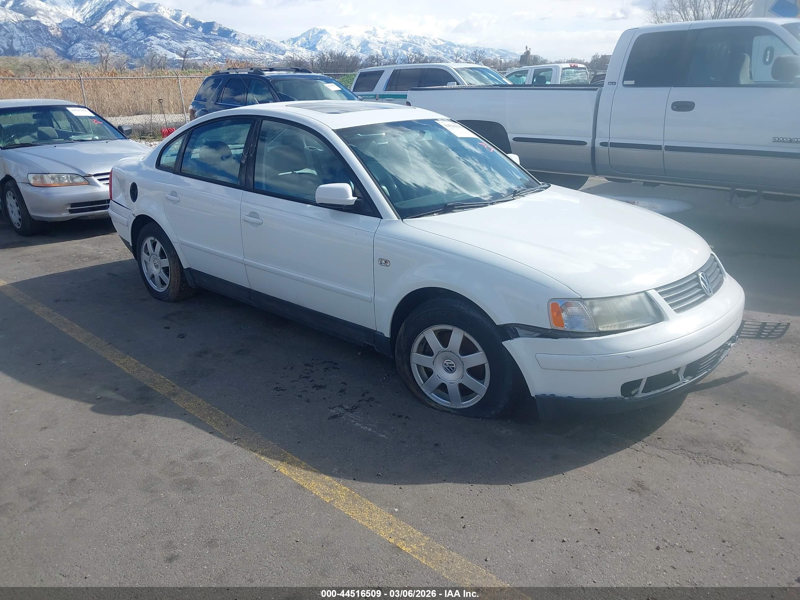 2000 Volkswagen Passat GLS, VIN WVWMA23B1YP305744 — All over
