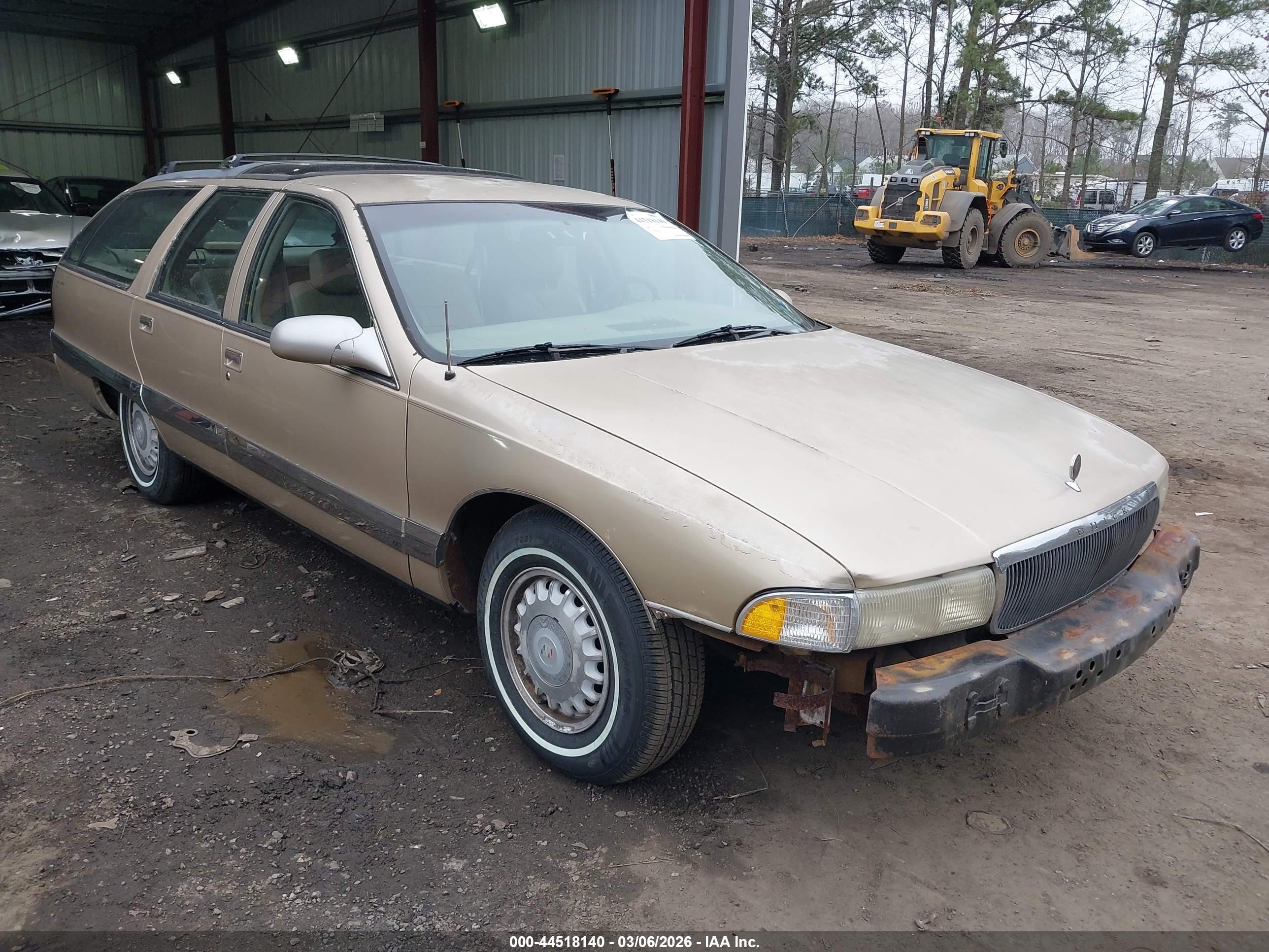 1996 Buick Roadmaster Estate Collectors Edition, VIN 1G4BR82P3TR405854 — Перед