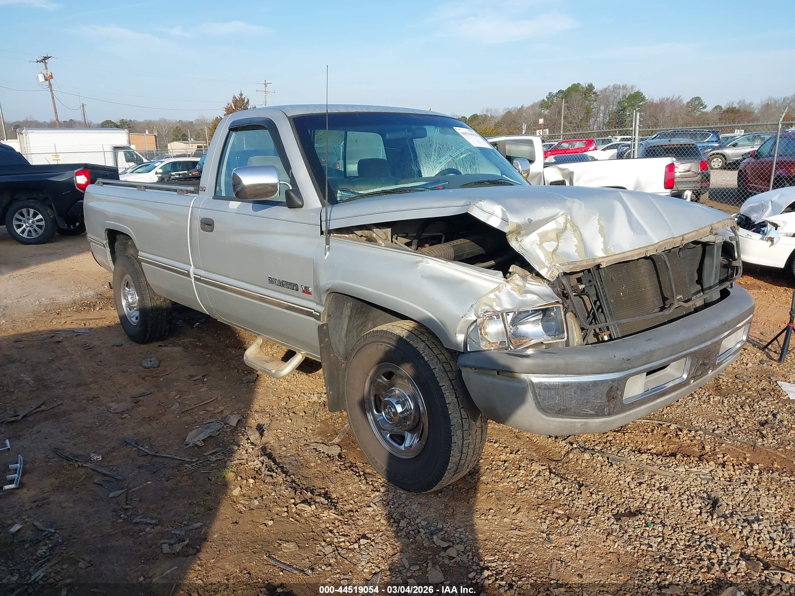 1995 Dodge 2500, VIN 1B7KC26Z5SS266087 — Front end