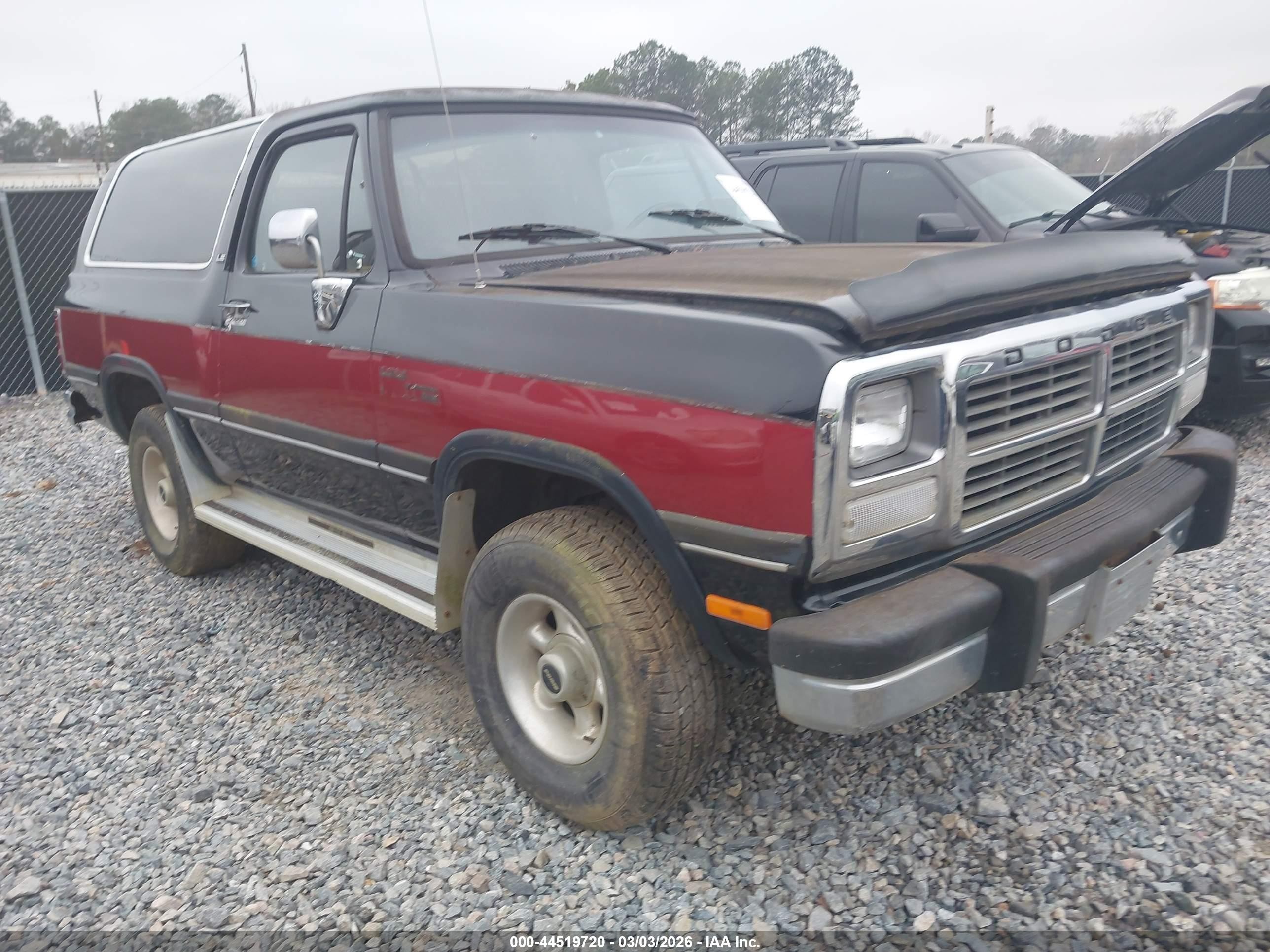 1991 Dodge Ram Charger, VIN 3B4GM17Y4MM007019 — Бок
