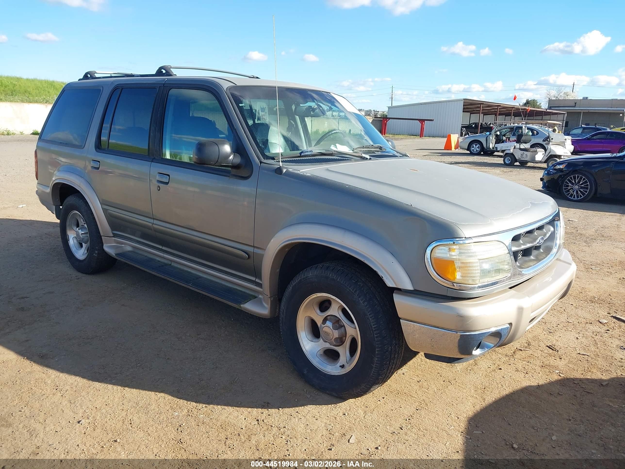 2000 Ford Explorer Eddie Bauer, VIN 1FMDU74E7YZB90662 — Front end