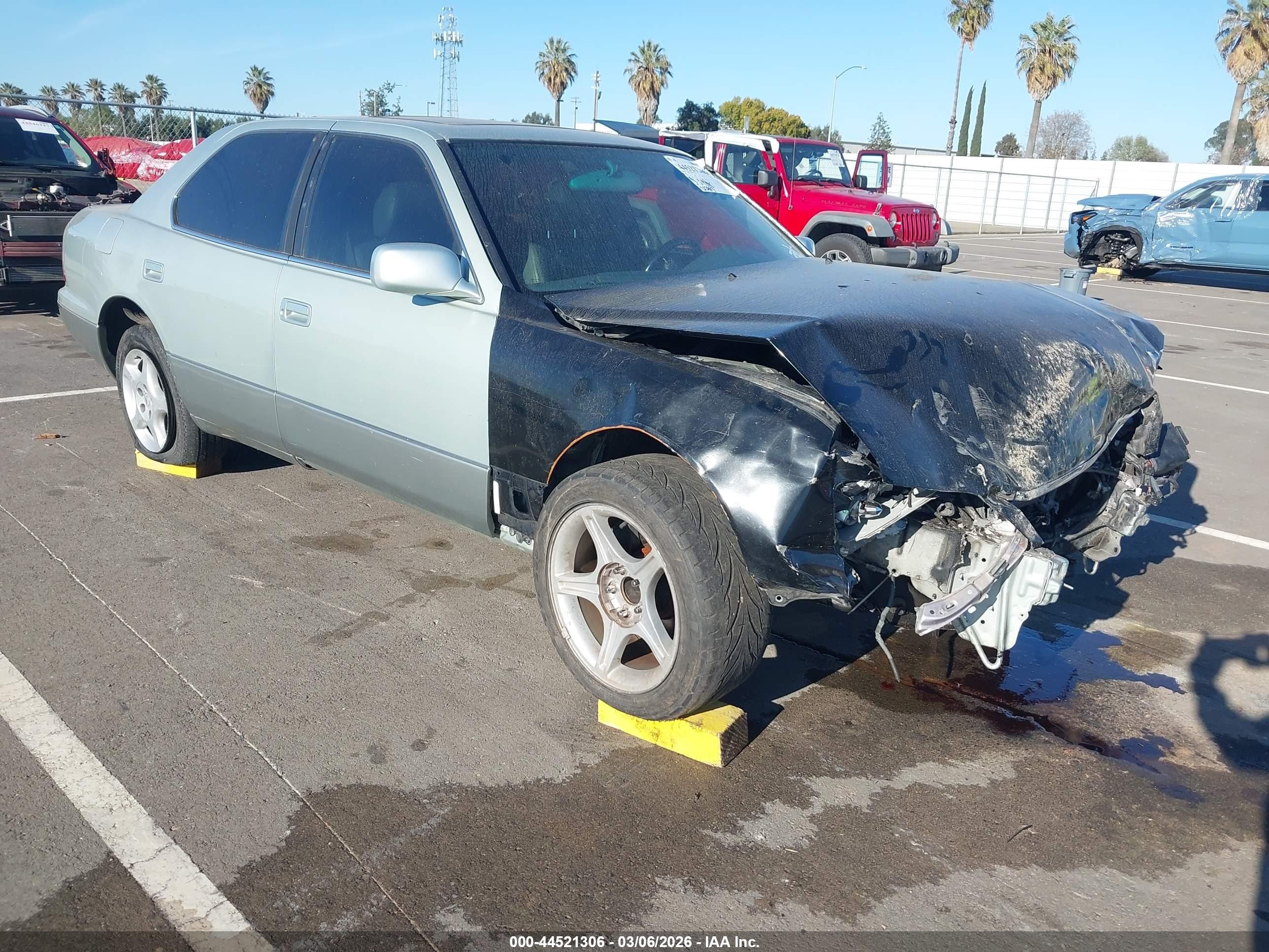 1999 Lexus LS 400, VIN JT8BH28FXX0148123 — Front end
