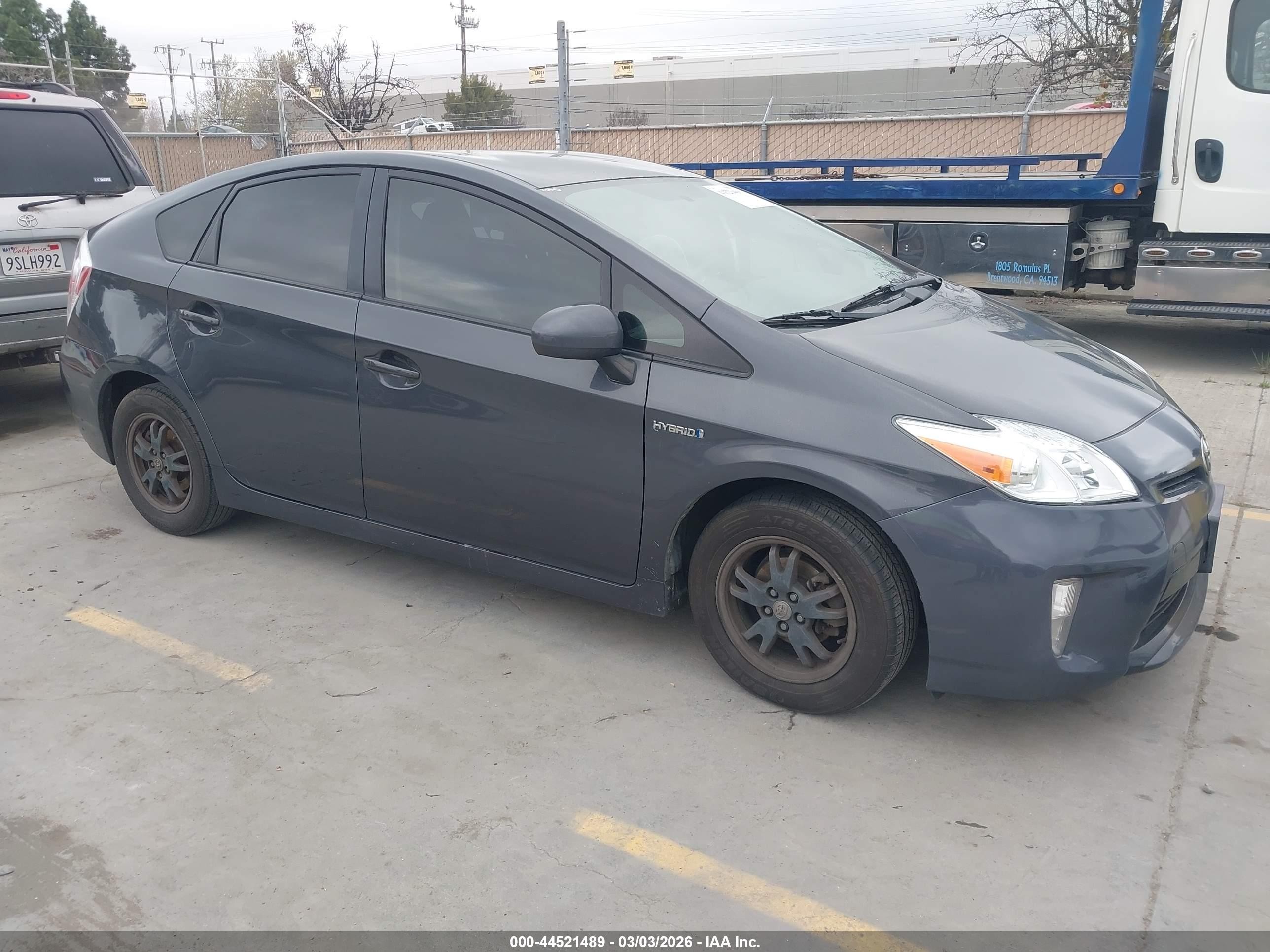 2015 Toyota Prius Three, VIN JTDKN3DU4F0470646 — Front end