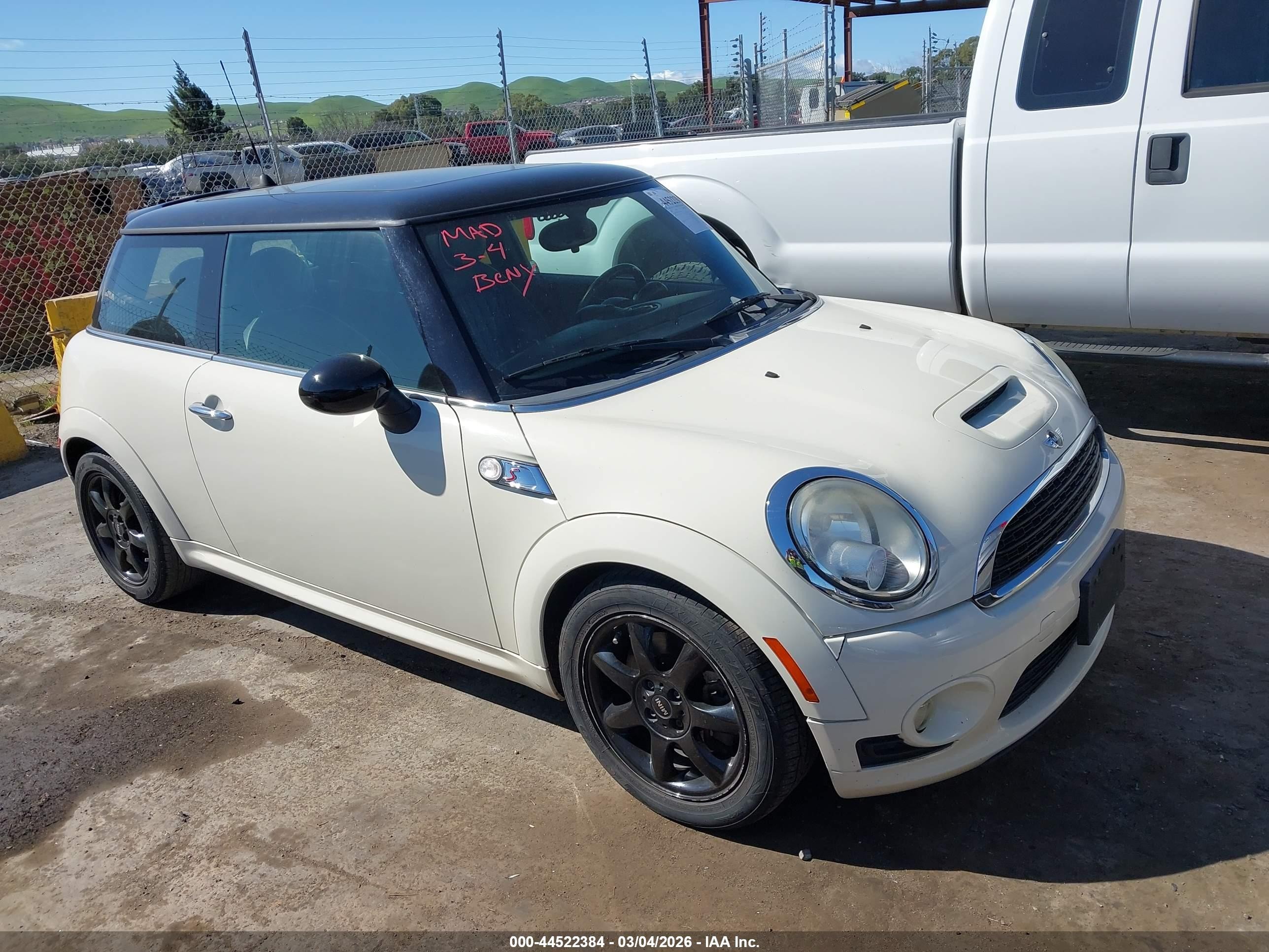 2010 MINI Hardtop S, VIN WMWMF7C59ATZ70958 — Не указано