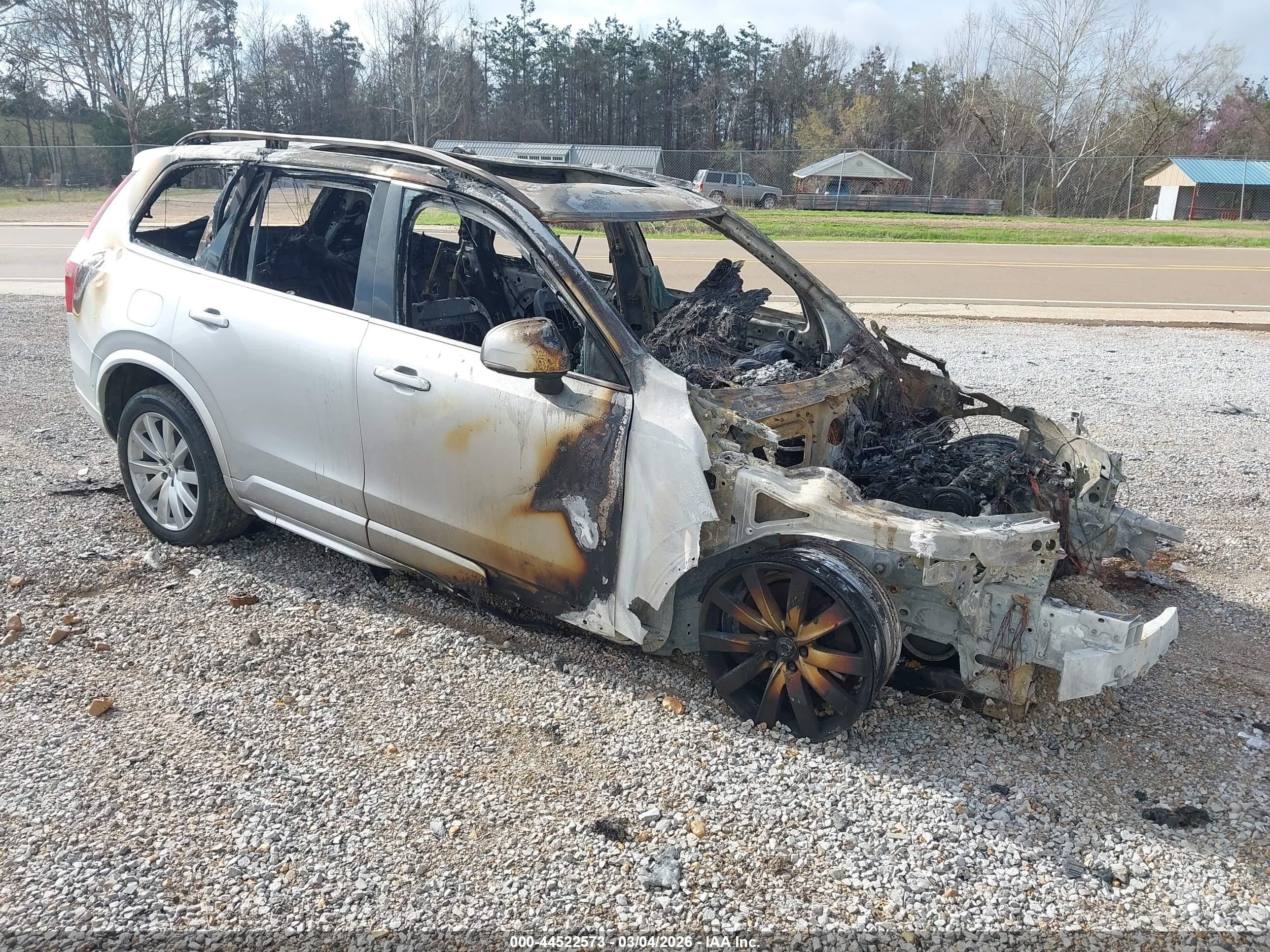 2017 Volvo XC90 Momentum, VIN YV4A22PK3H1112232 — Engine fire