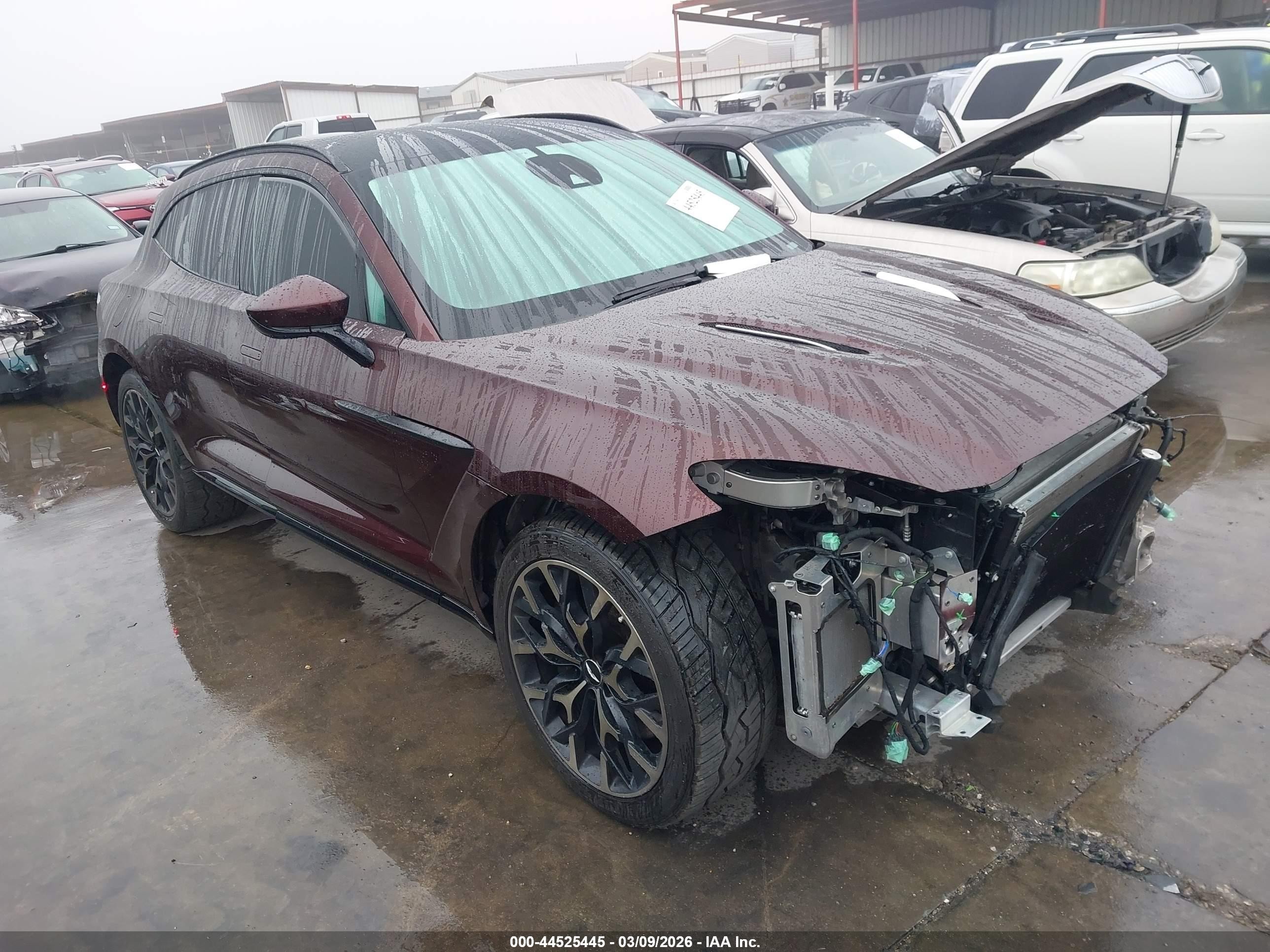 2021 Aston Martin DBX, VIN SCFVUJAW4MTV02714 — Front end