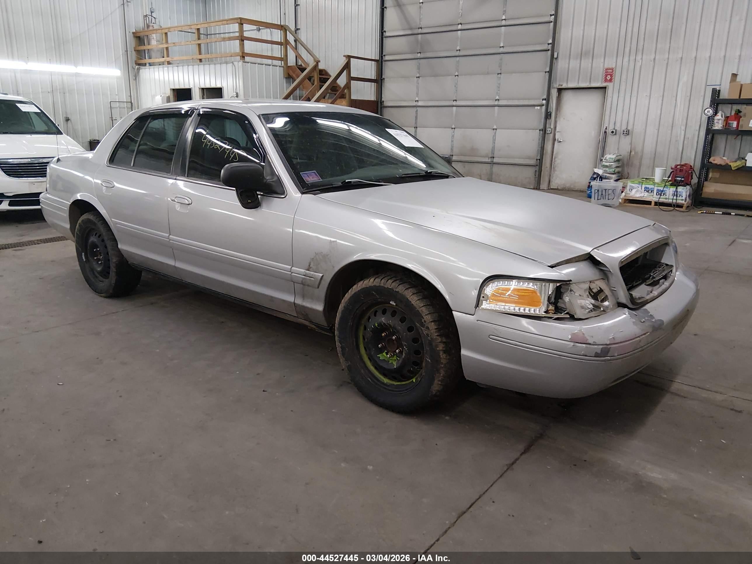 2005 Ford Crown Victoria Standard, VIN 2FAFP73W05X107241 — Front end
