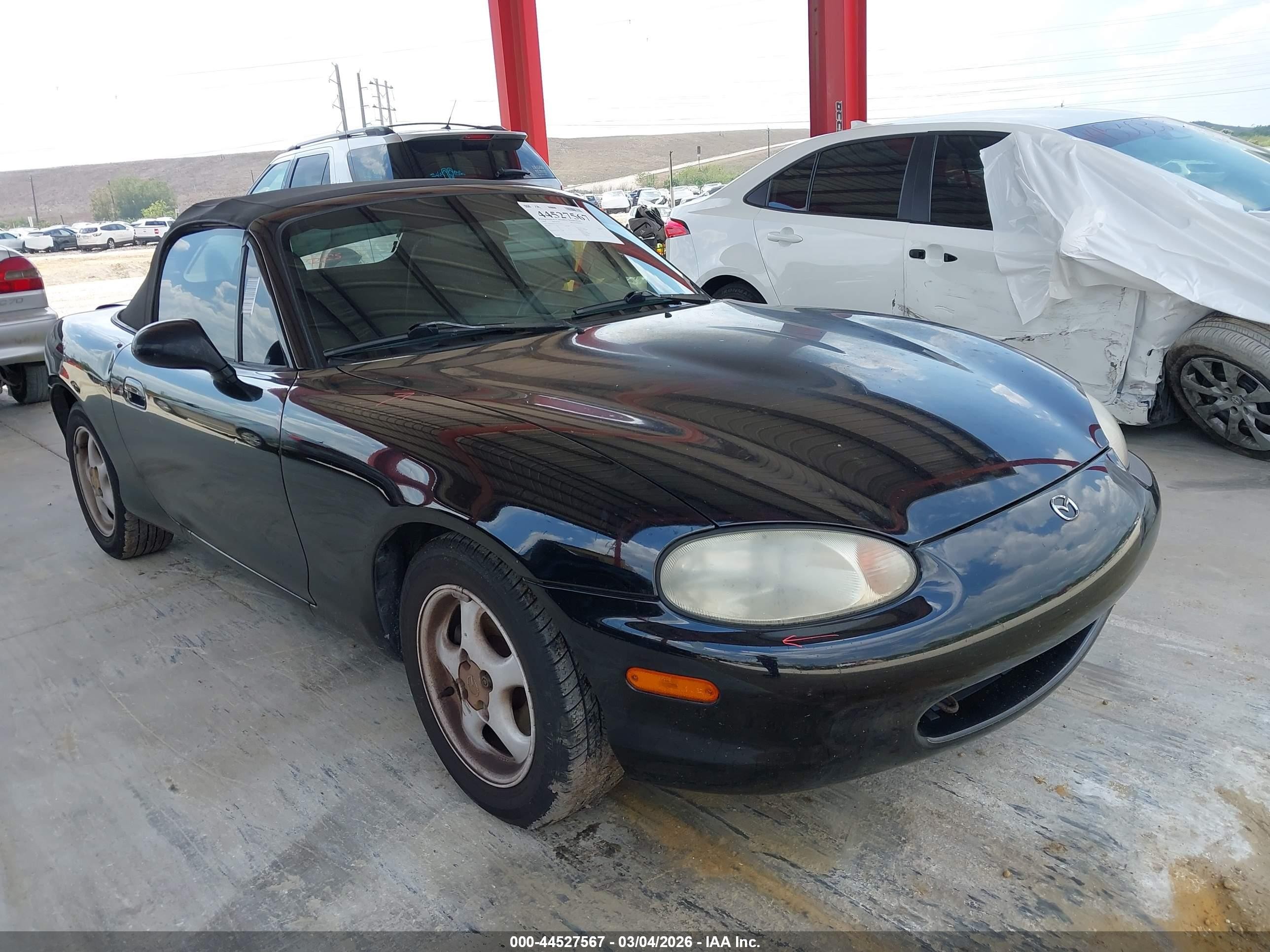 1999 Mazda MX-5 Miata, VIN JM1NB3534X0113772 — Rear end