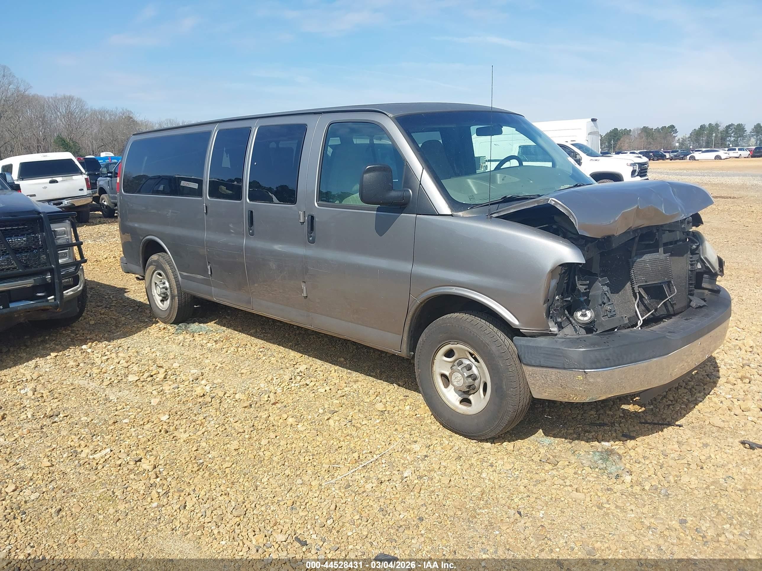 2008 Chevrolet Express Passenger, VIN 1GAHG39K781228256 — Front end