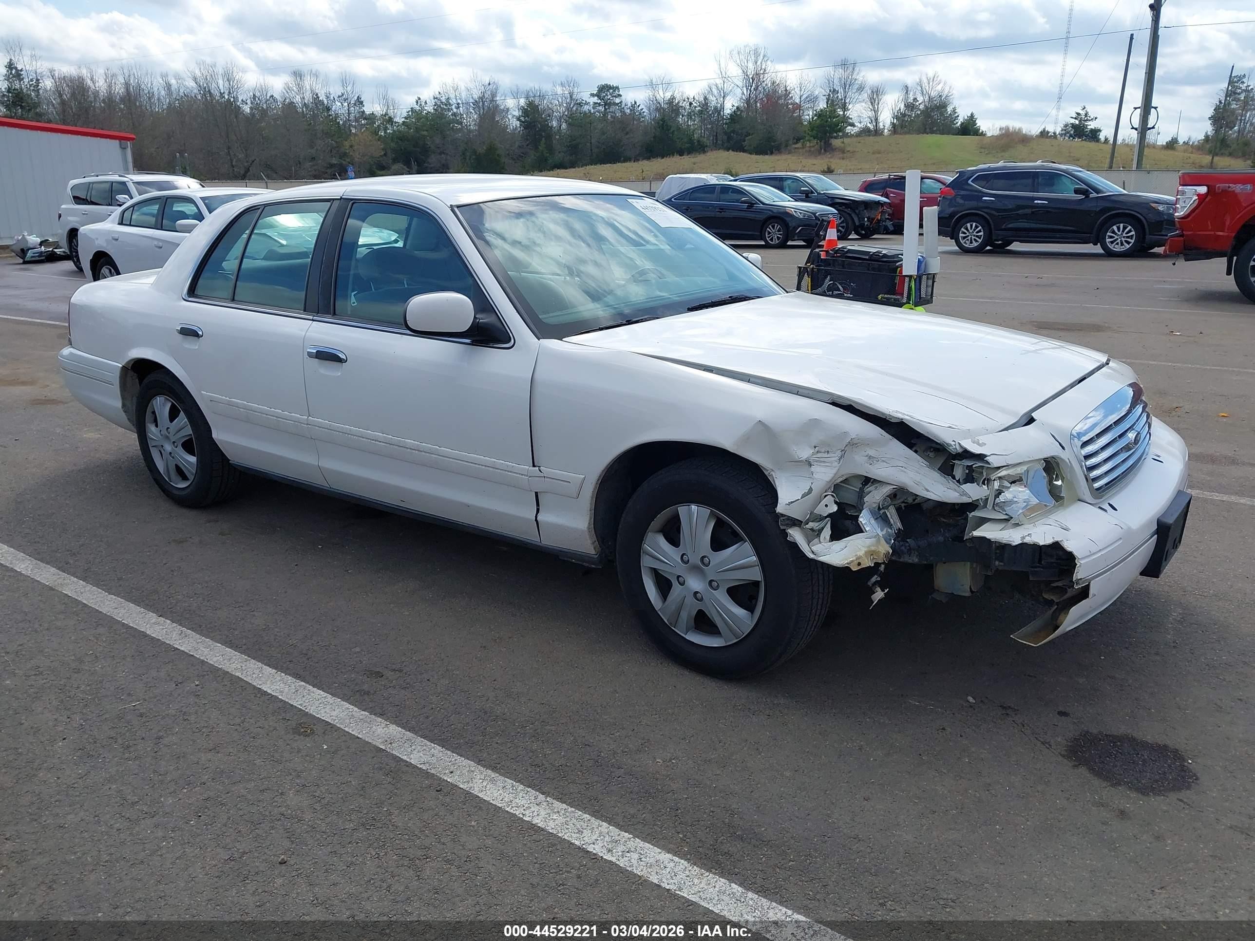 2001 Ford Crown Victoria, VIN 2FAFP73WX1X102509 — Front end