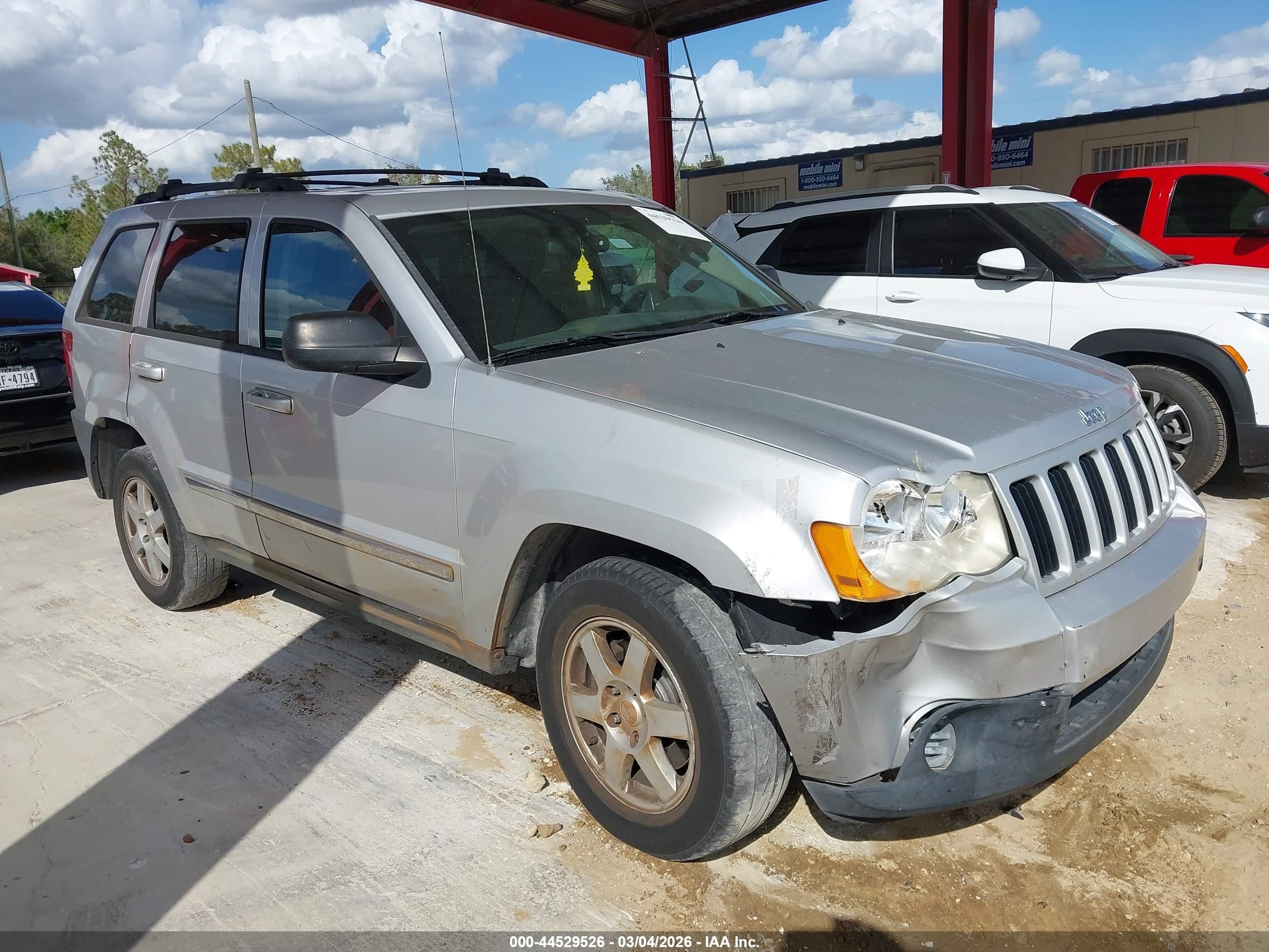 2010 Jeep Grand Cherokee Laredo, VIN 1J4PR4GK9AC116780 — Front end