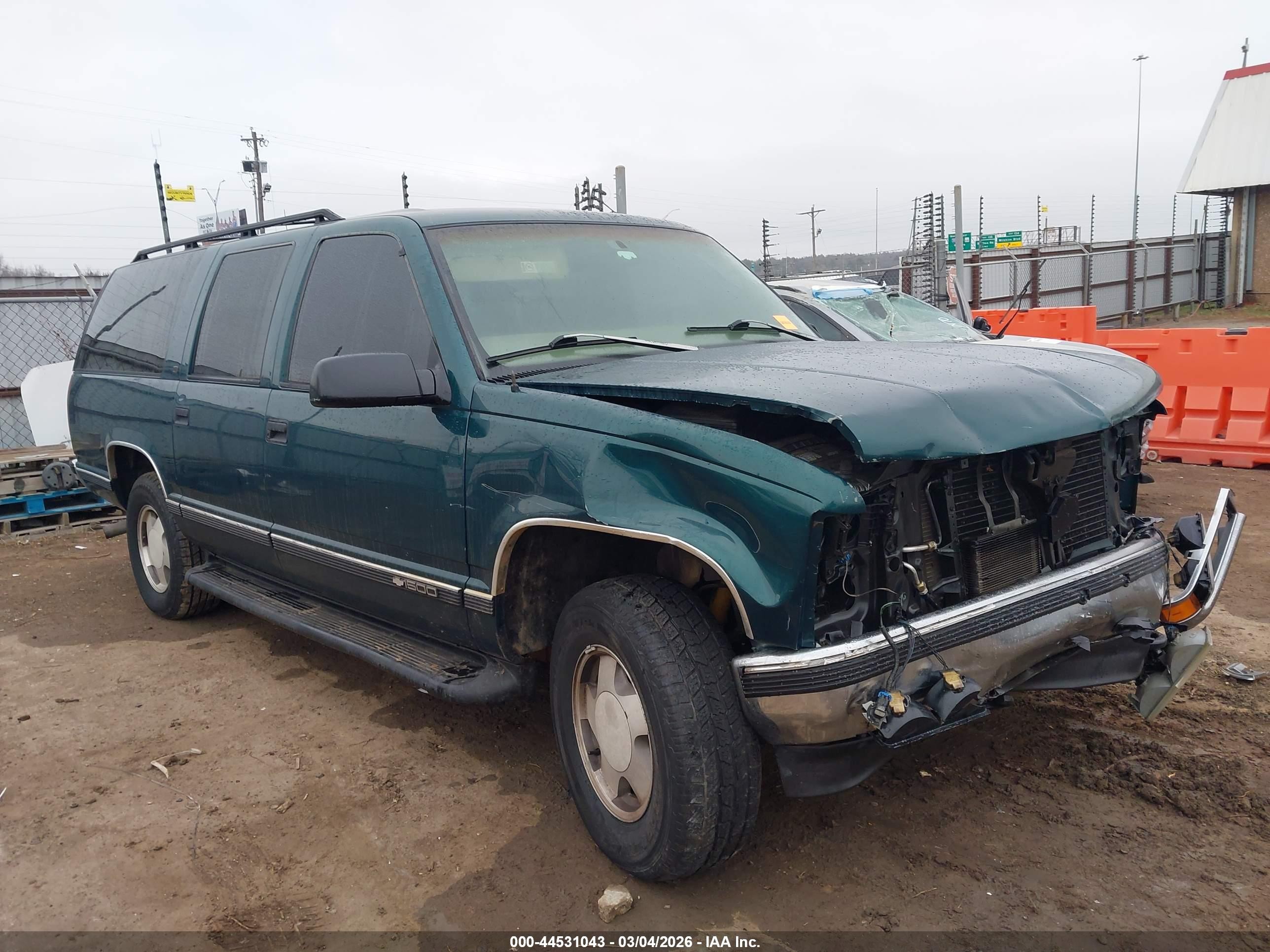 1997 Chevrolet Suburban, VIN 3GNFK16R9VG192433 — Front end