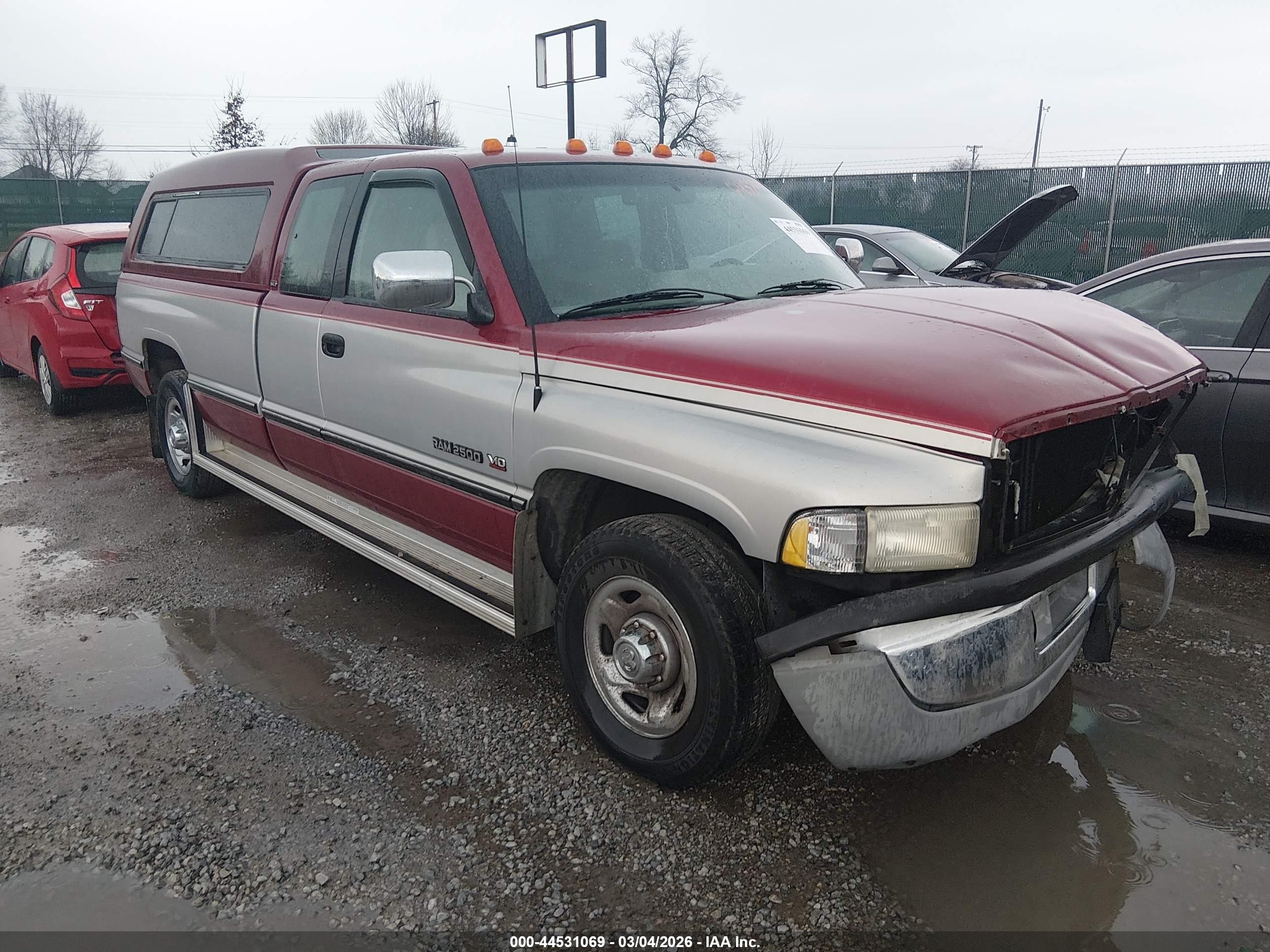 1996 Dodge 2500, VIN 1B7KC23W5TJ105479 — Front end