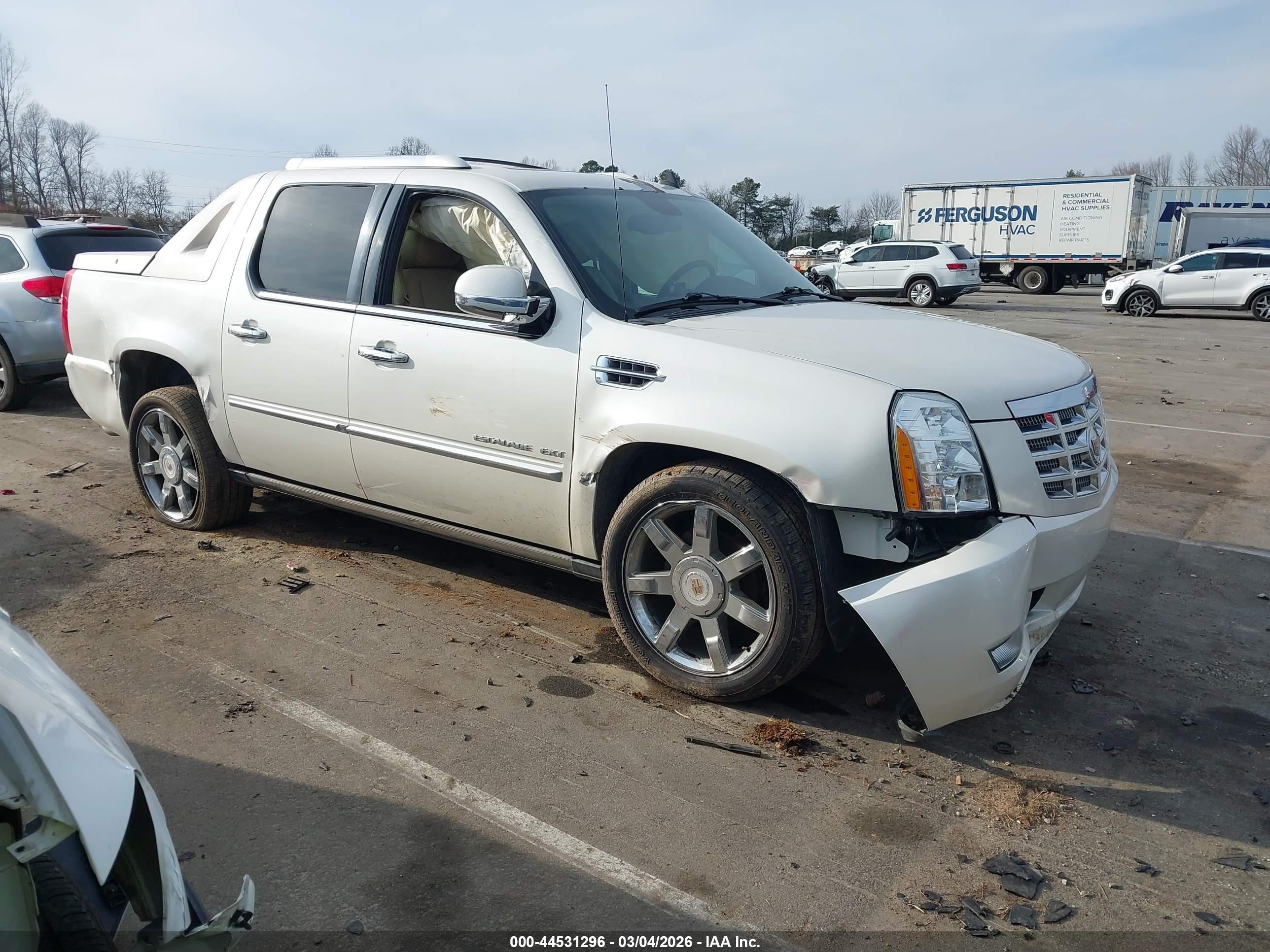2013 Cadillac Escalade EXT Premium, VIN 3GYT4NEF5DG206891 — Front end