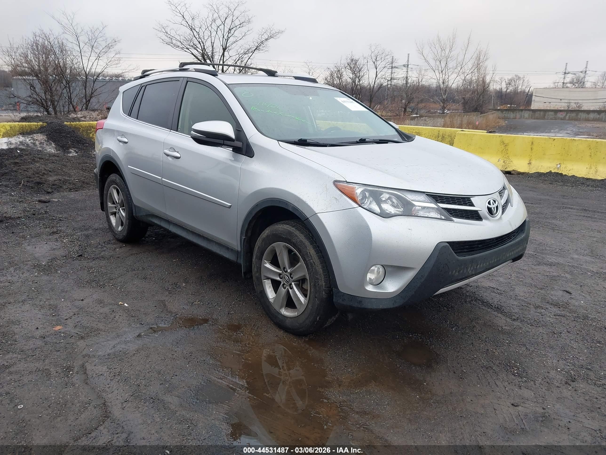 2015 Toyota RAV4 XLE, VIN JTMWFREV4FD071785 — Undercarriage