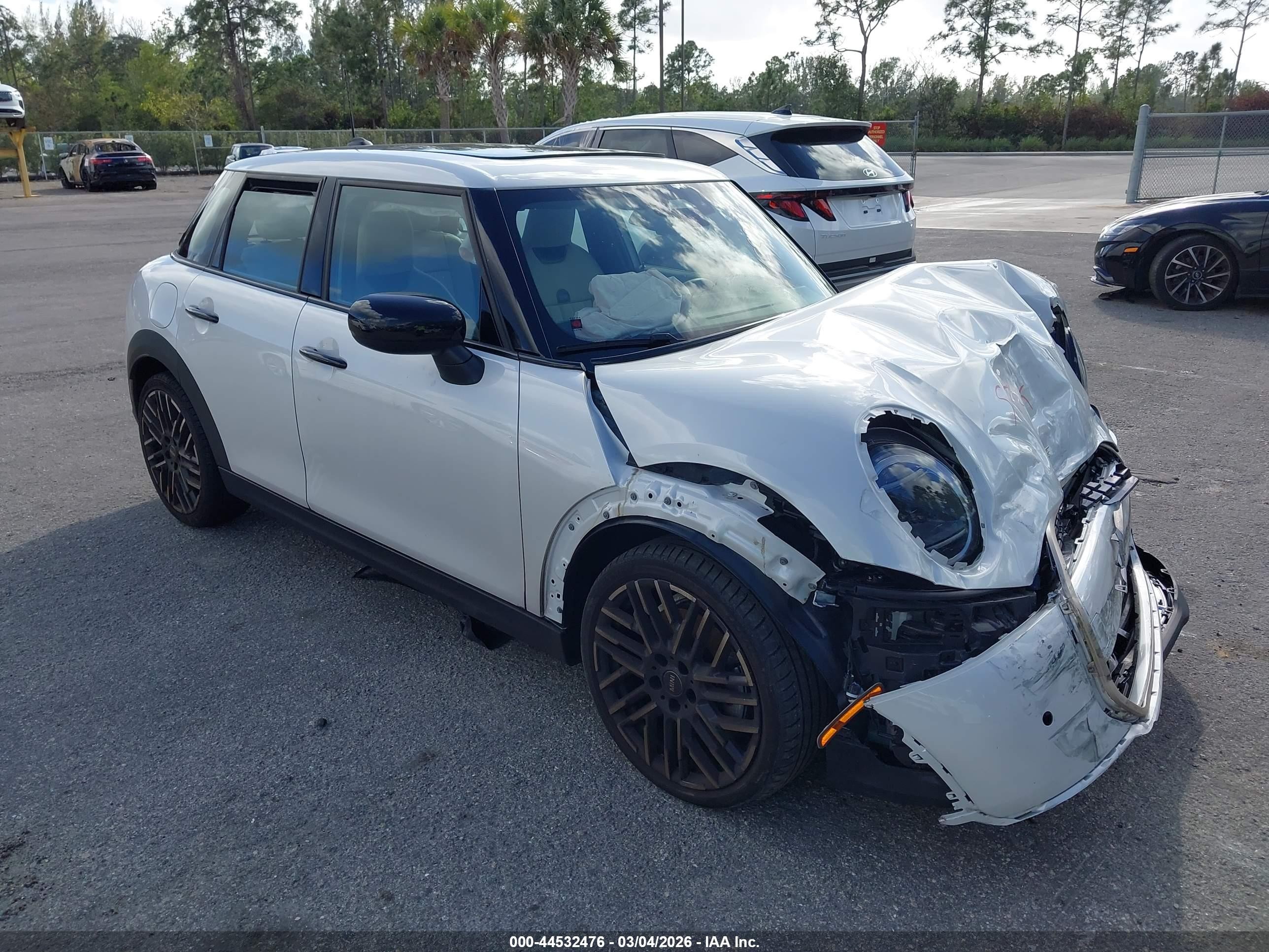 2025 MINI Hardtop 4 Door Cooper, VIN WMW43GD09S2W90900 — Front end