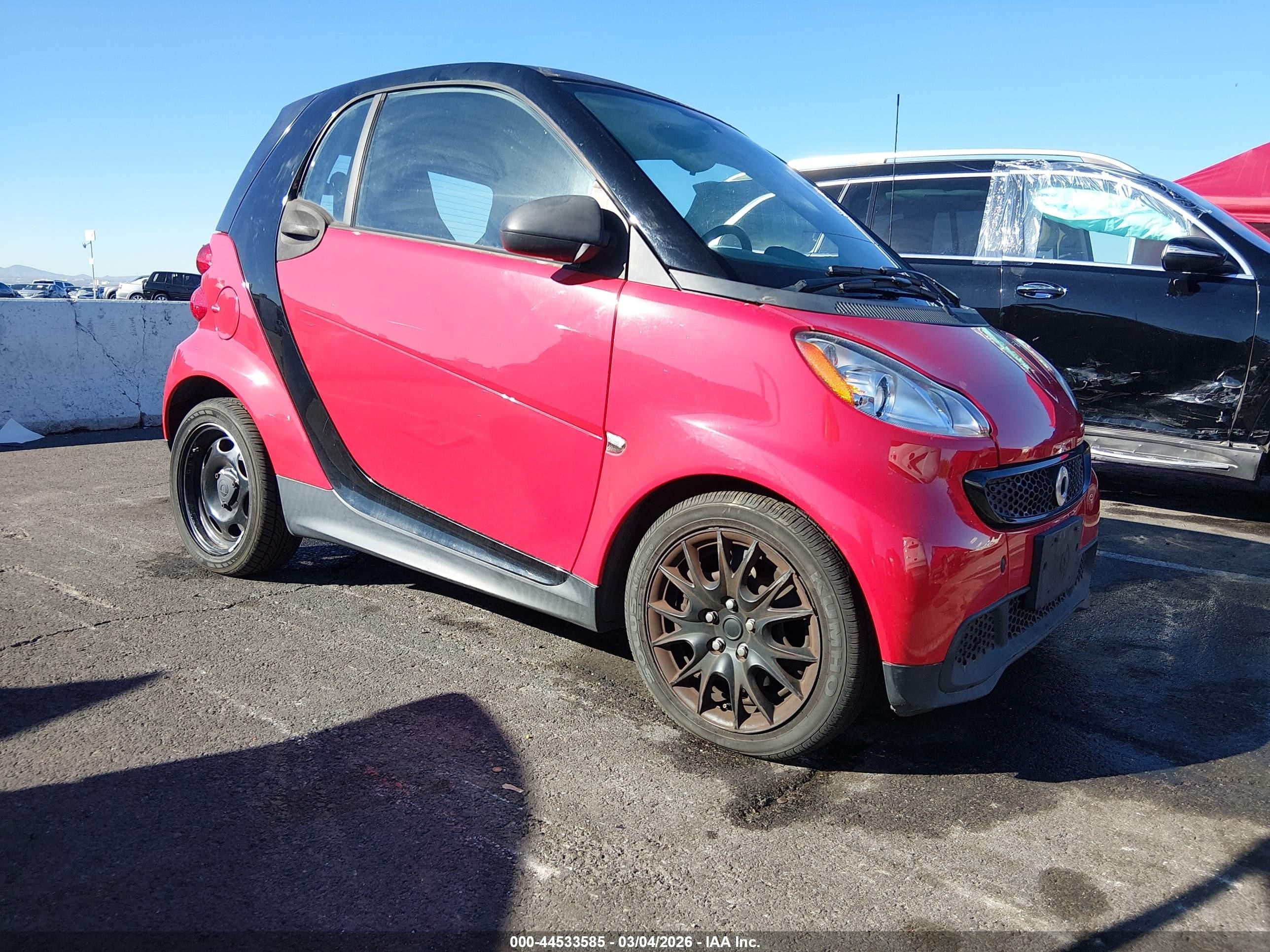 2013 Smart fortwo Pure, VIN WMEEJ3BA8DK717705 — Side