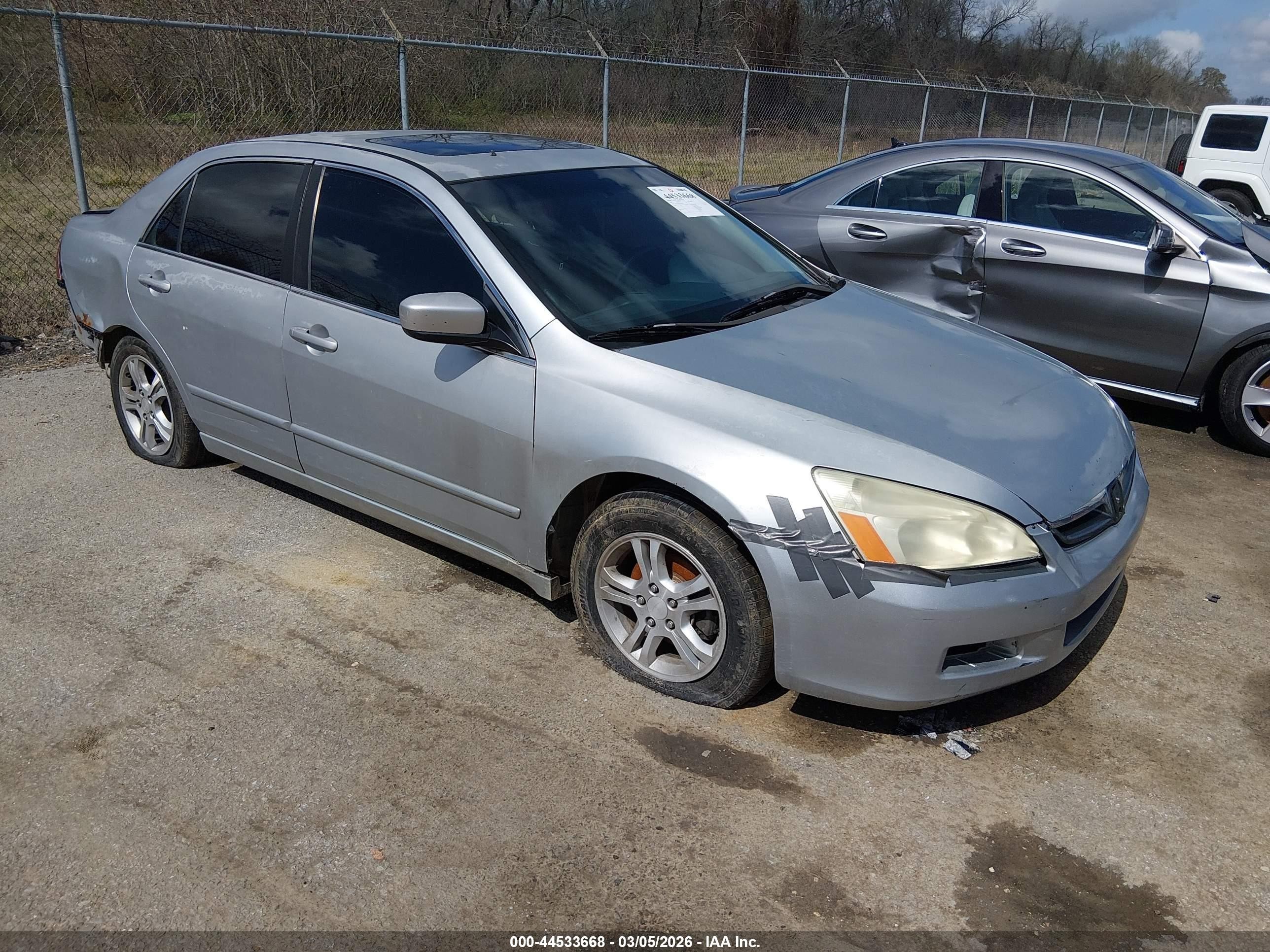 2007 Honda Accord EX, VIN 1HGCM56707A020998 — Зад