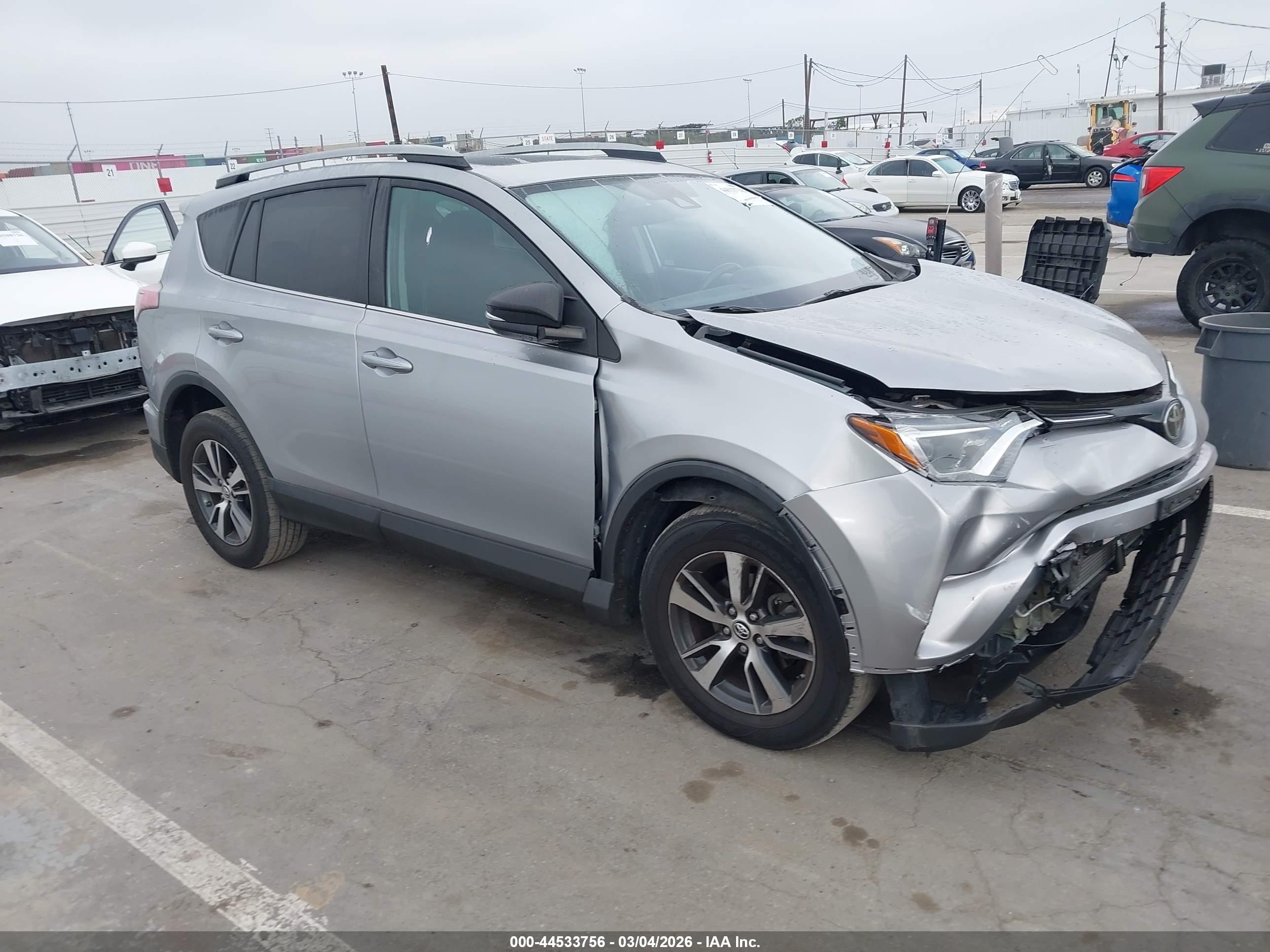 2017 Toyota RAV4 XLE, VIN 2T3WFREV4HW352197 — Front end