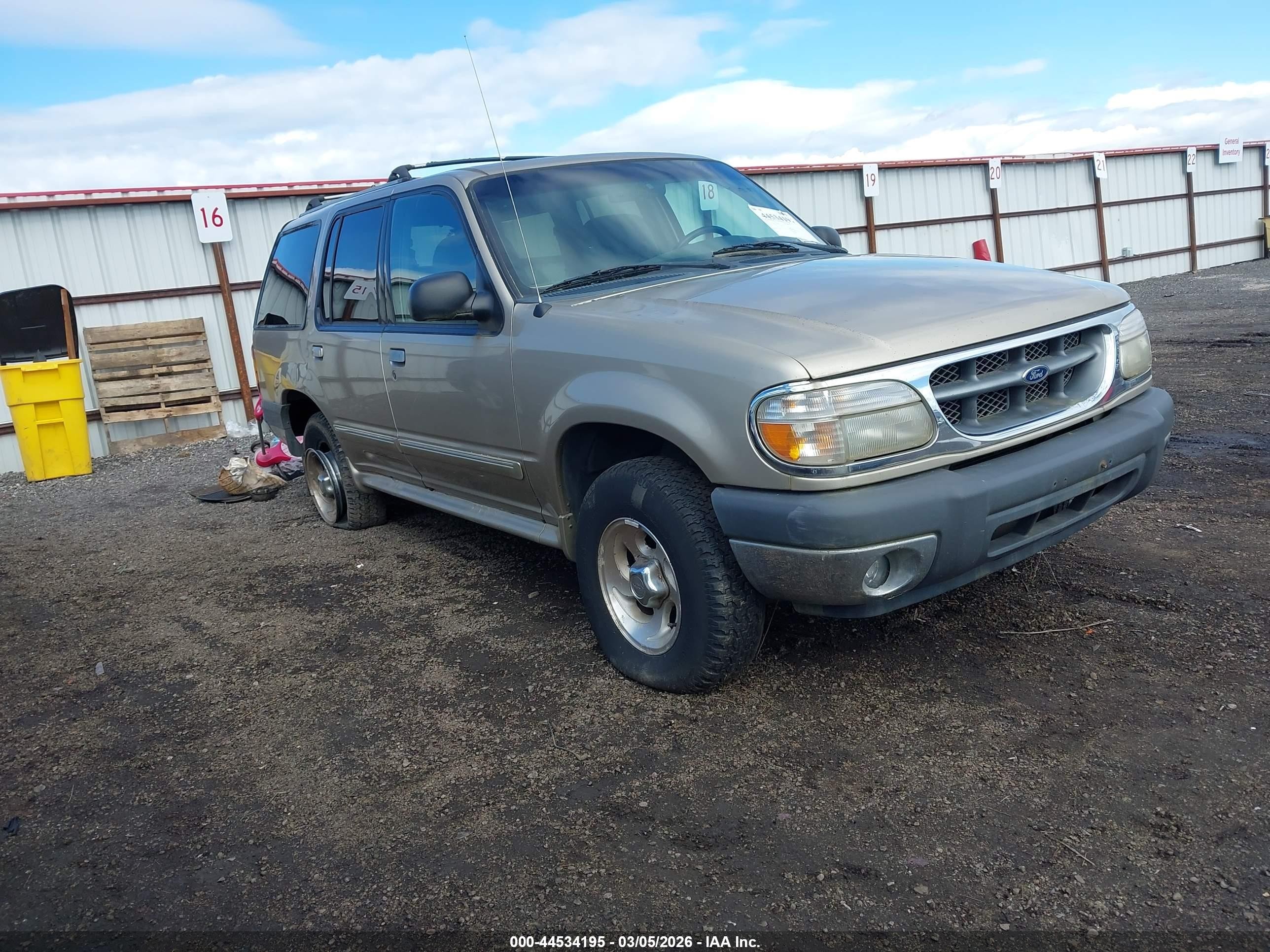 2000 Ford Explorer XLT, VIN 1FMZU73X2YUB38829 — Normal wear