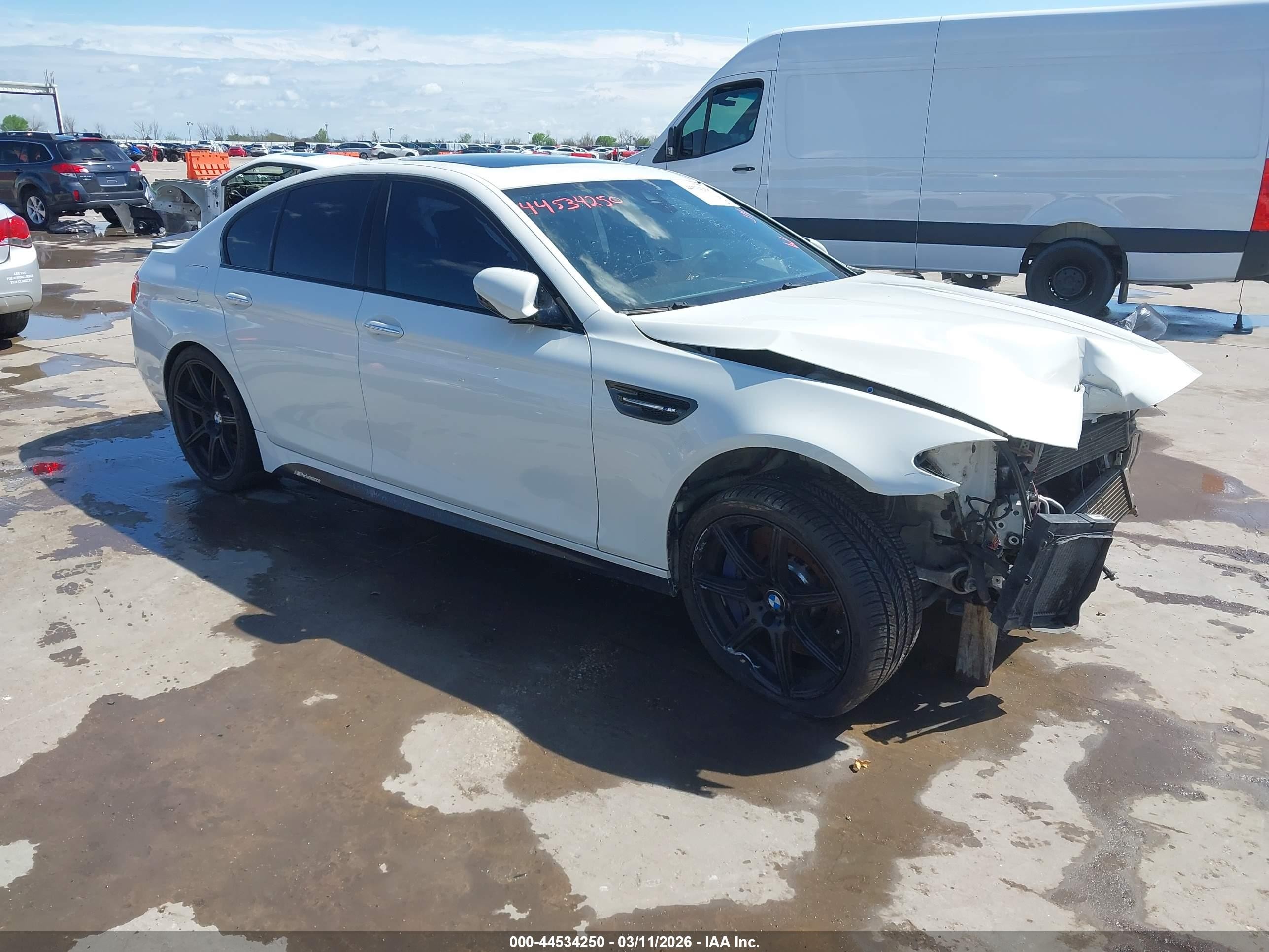 2014 BMW M5, VIN WBSFV9C55ED097499 — Перед
