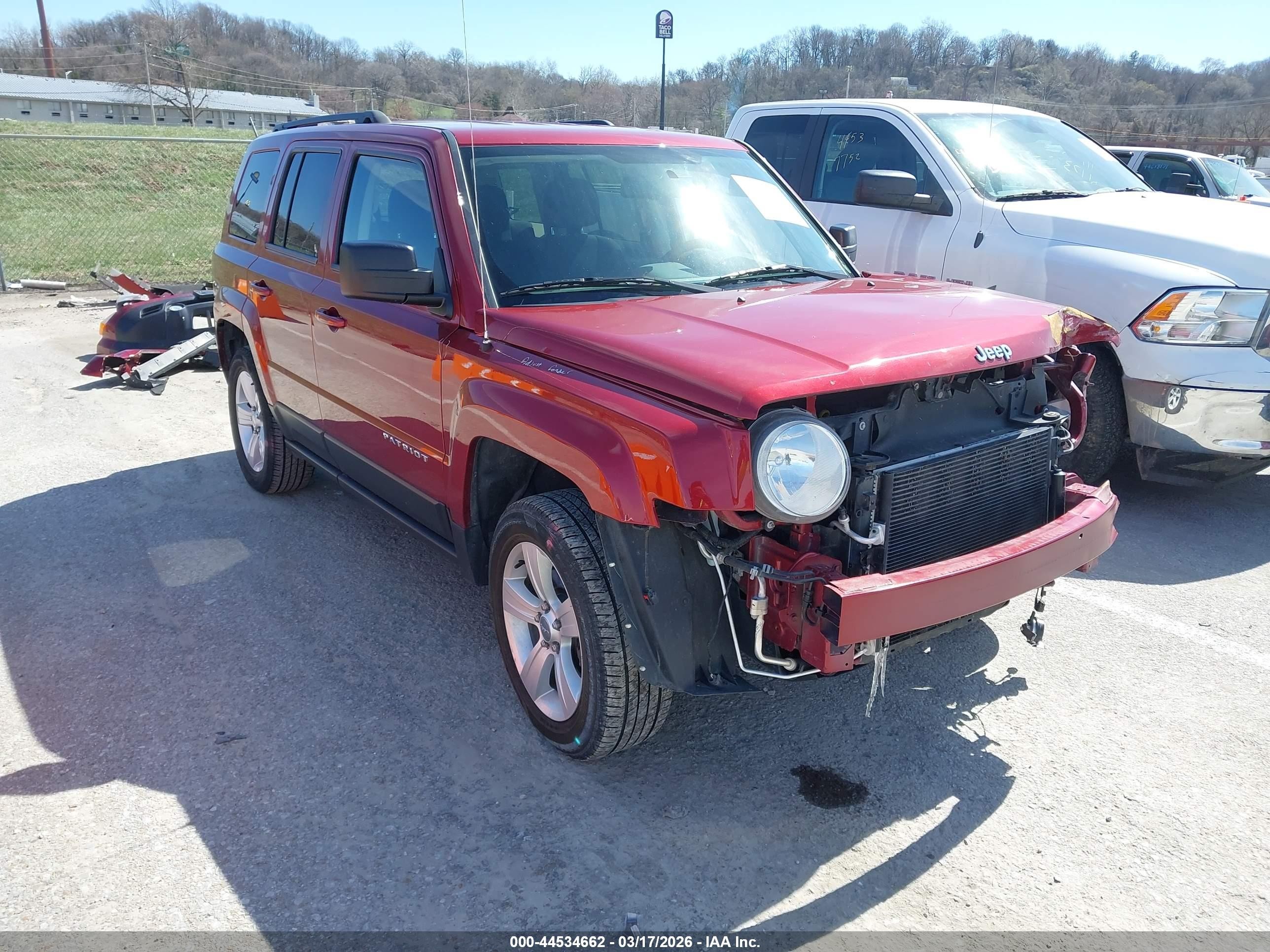 2017 Jeep Patriot Latitude, VIN 1C4NJRFB1HD135640 — Front end