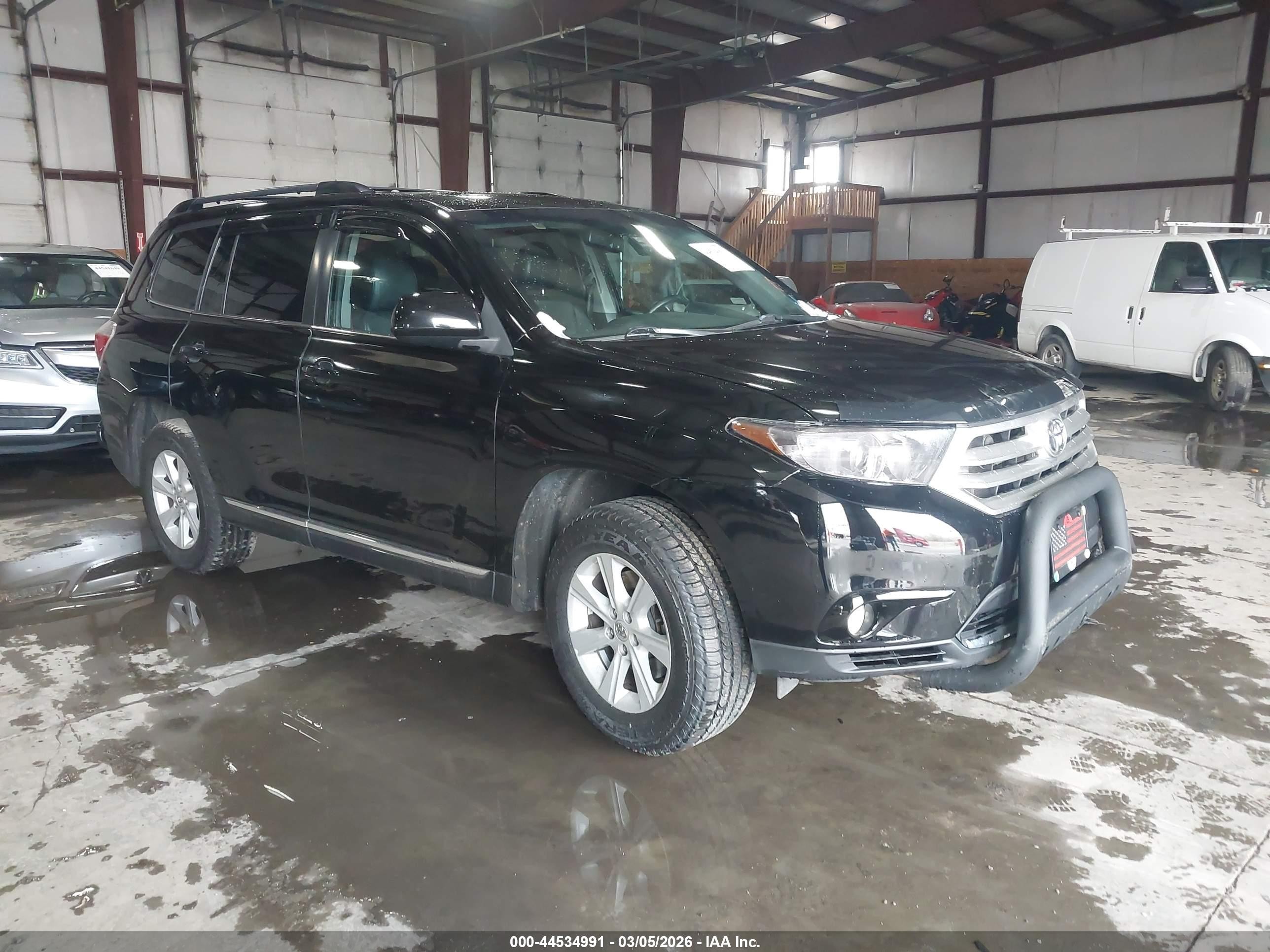 2013 Toyota Highlander Plus, VIN 5TDBK3EHXDS234295 — Side