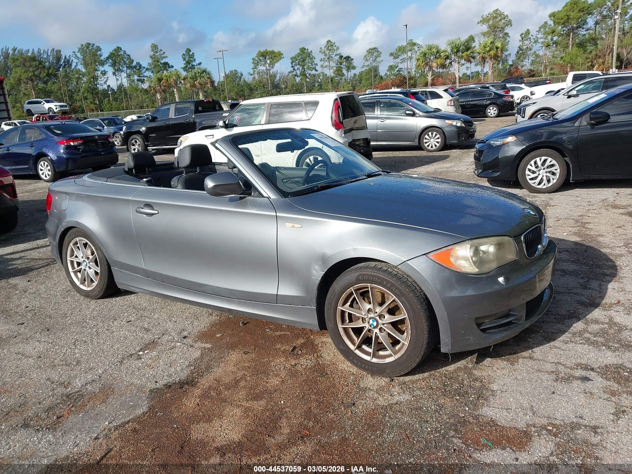 2011 BMW 1 Series 128i, VIN WBAUL7C58BVM81076 — Side