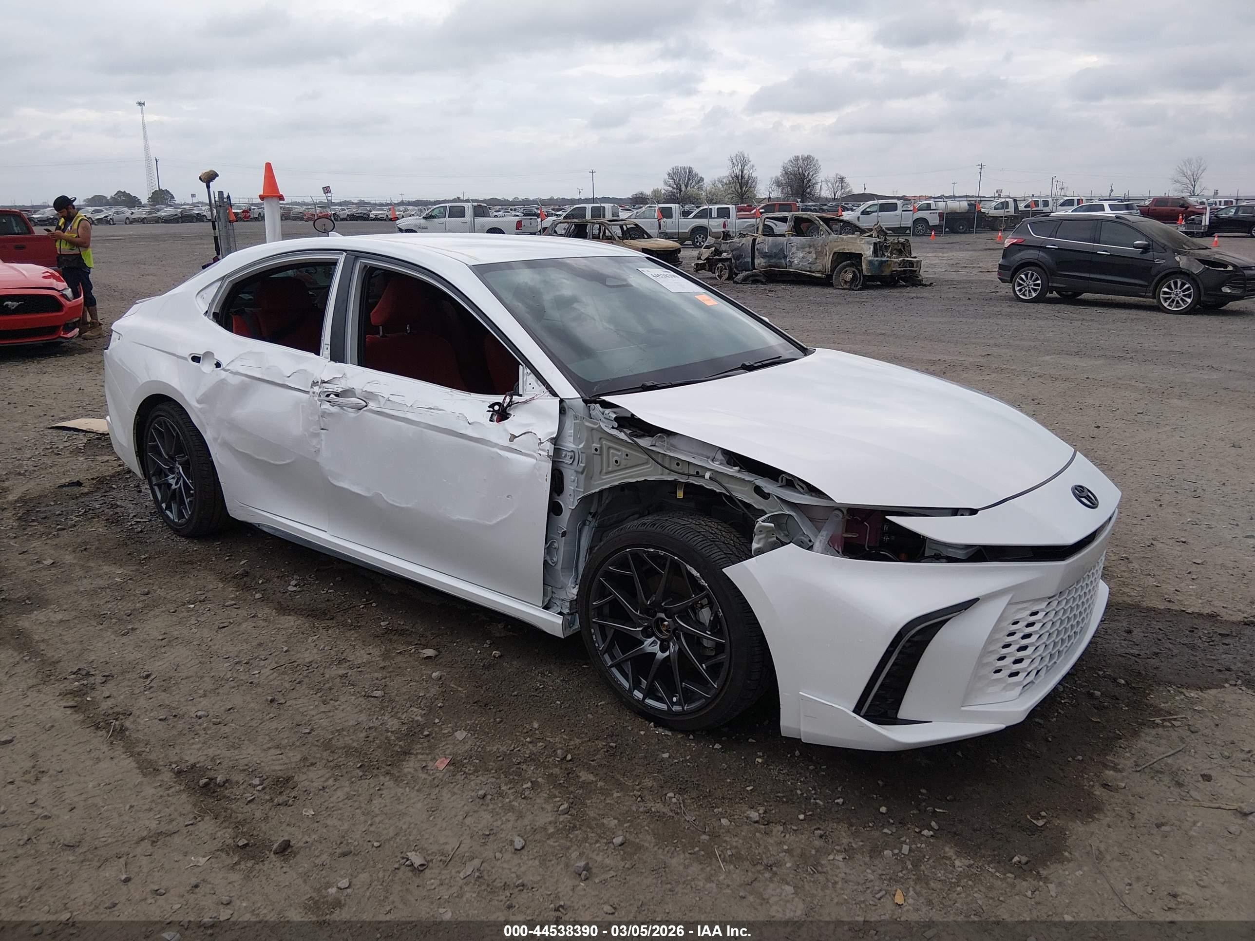 2025 Toyota Camry LE, VIN 4T1DAACK3SU077146 — Бок