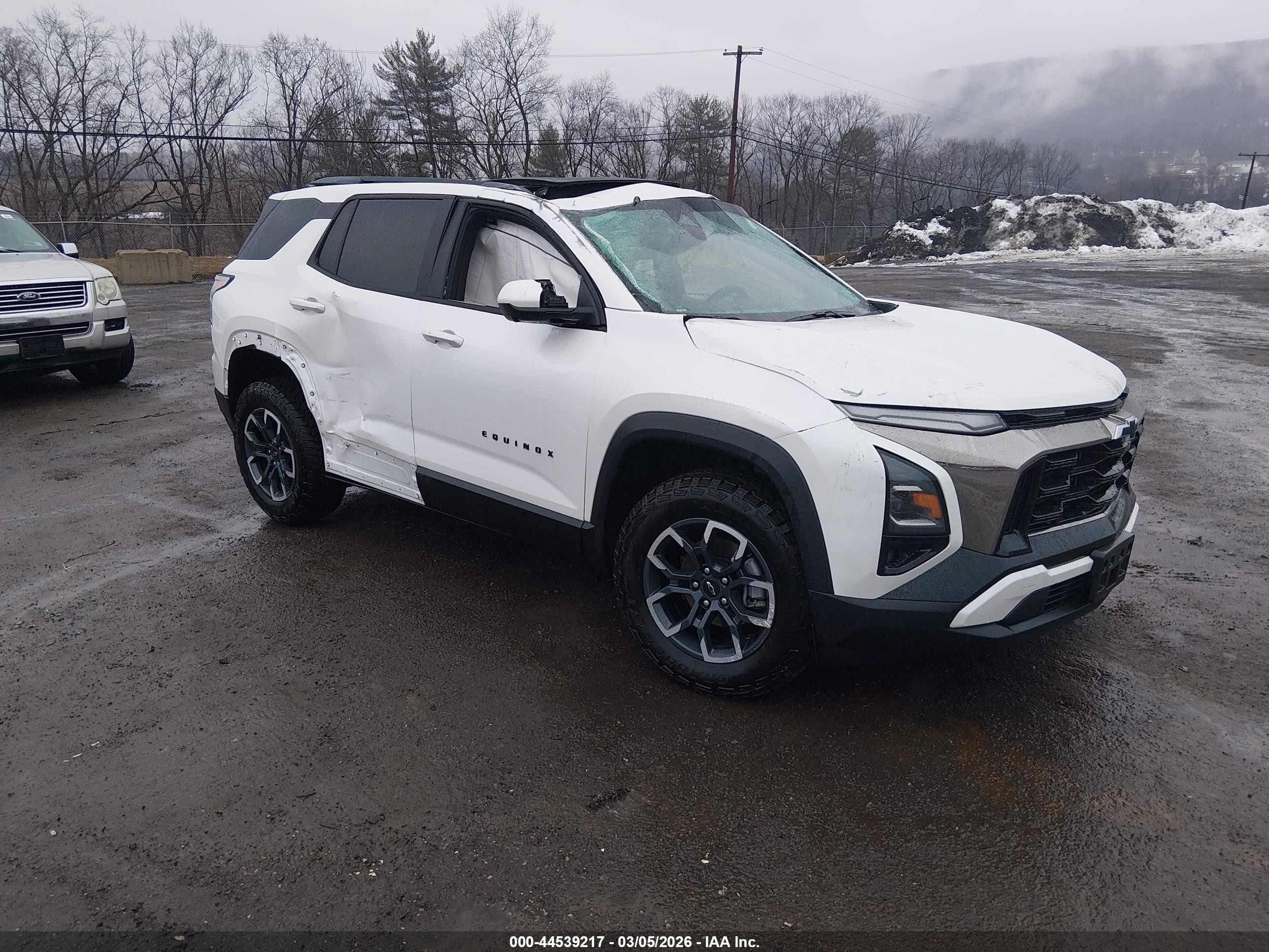 2025 Chevrolet Equinox AWD ACTIV, VIN 3GNAXSEG6SL152802 — Бок