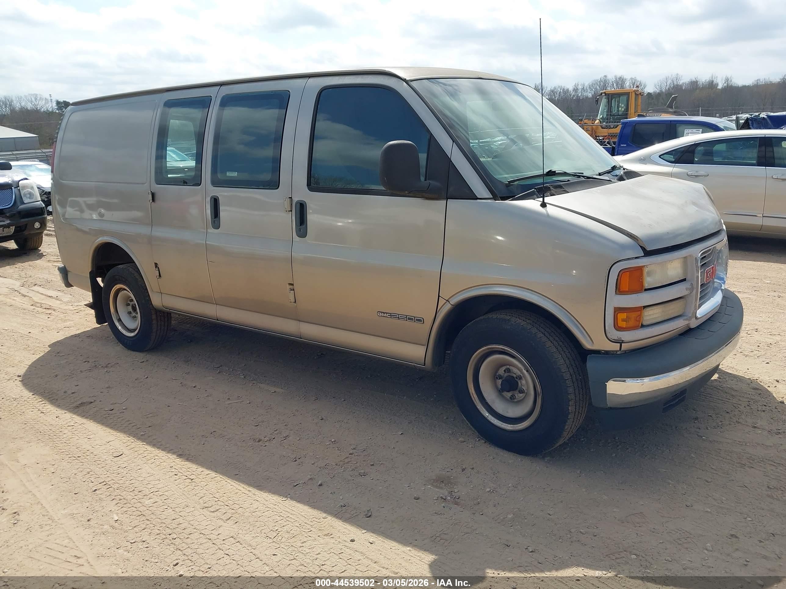 2001 GMC Savana Cargo, VIN 1GTFG25M011115626 — Front end
